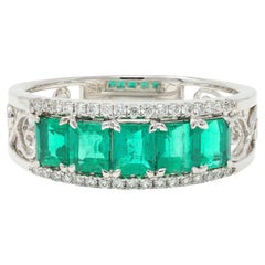 Contemporary 1.47 CTW Emerald Diamond 18 Karat White Gold Heart Band Ring (bague à cœur en or blanc)