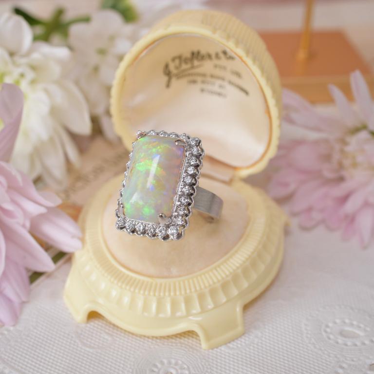 Contemporary 14ct White Gold Solid White Opal Ring In Excellent Condition For Sale In NEW TOWN, AU