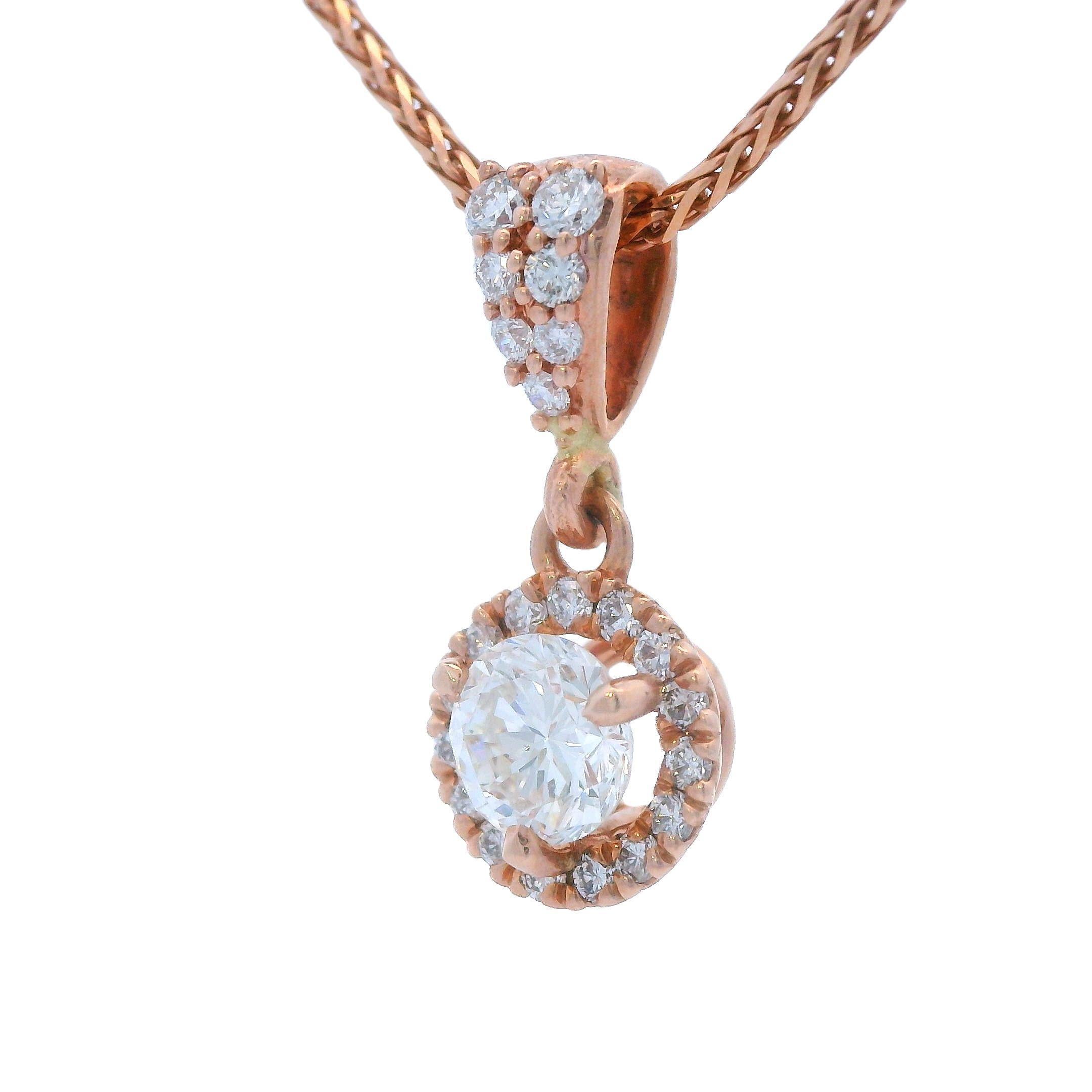 Questa è una bellissima collana contemporanea con catena e ciondolo di diamanti, realizzata in oro rosa 14k. Questa collana è accompagnata da una catena da 18 pollici in oro rosa 14k che è in ottime condizioni e si abbina perfettamente al ciondolo.