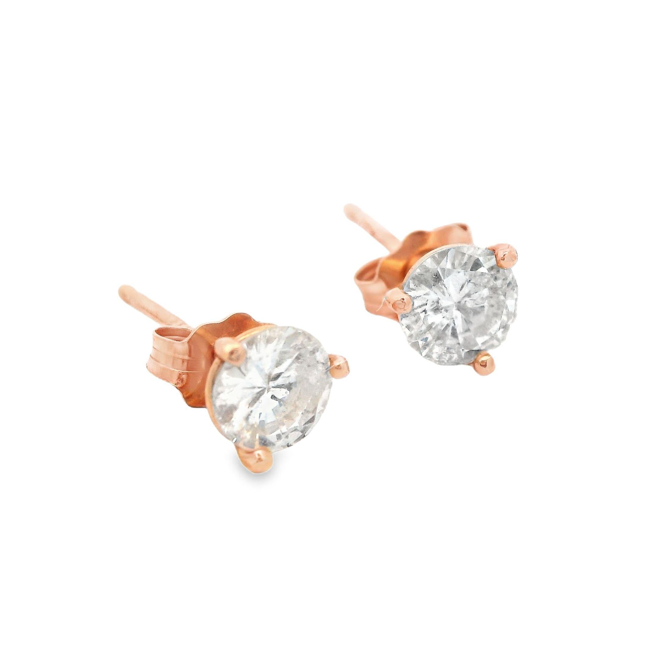 Questo è uno splendido paio di orecchini con diamanti contemporanei in oro rosa 14k. Questo paio di orecchini presenta un diamante di 1 carato di peso totale, taglio rotondo, colore G/H e purezza SI1. Ciò garantisce che questi orecchini siano