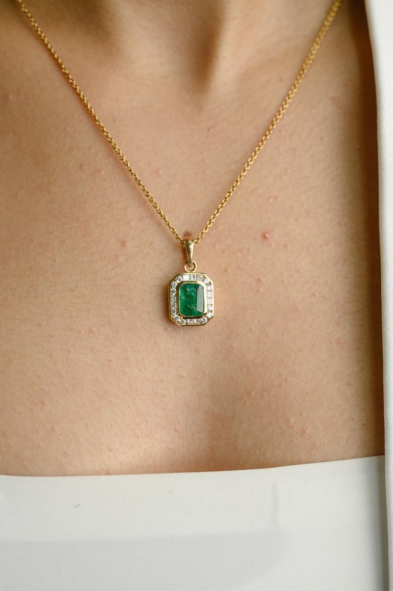 Contemporain Pendentif Emeraude Contemporary Halo Diamond Or Jaune 14k, Cadeaux de Noël en vente