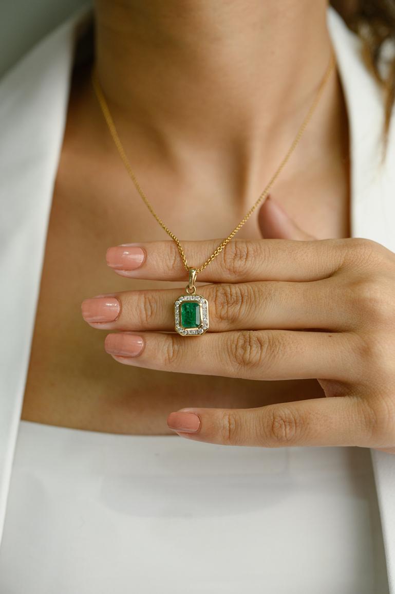 Contemporary Emerald Halo Diamond Pendant 14k Yellow Gold, Christmas Gifts In New Condition For Sale In Houston, TX