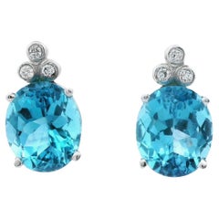 Pendientes Contemporáneos de Oro Blanco 14K Topacio Azul y Diamantes