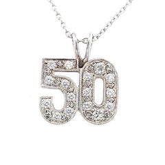 Pendentif contemporain en or blanc 14 carats avec diamants « 50 »