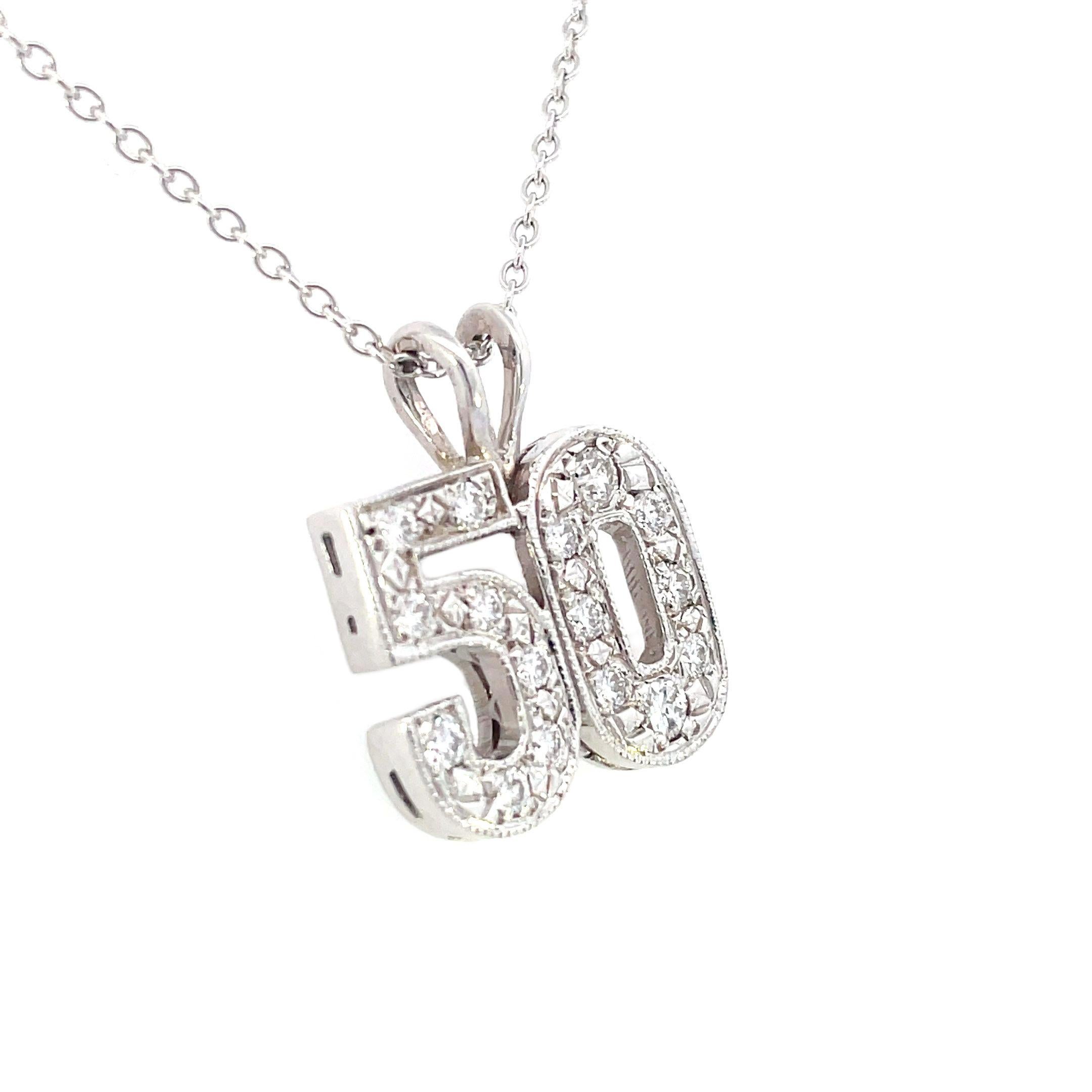 Contemporain Pendentif contemporain en or blanc 14 carats avec diamants « 50 » en vente