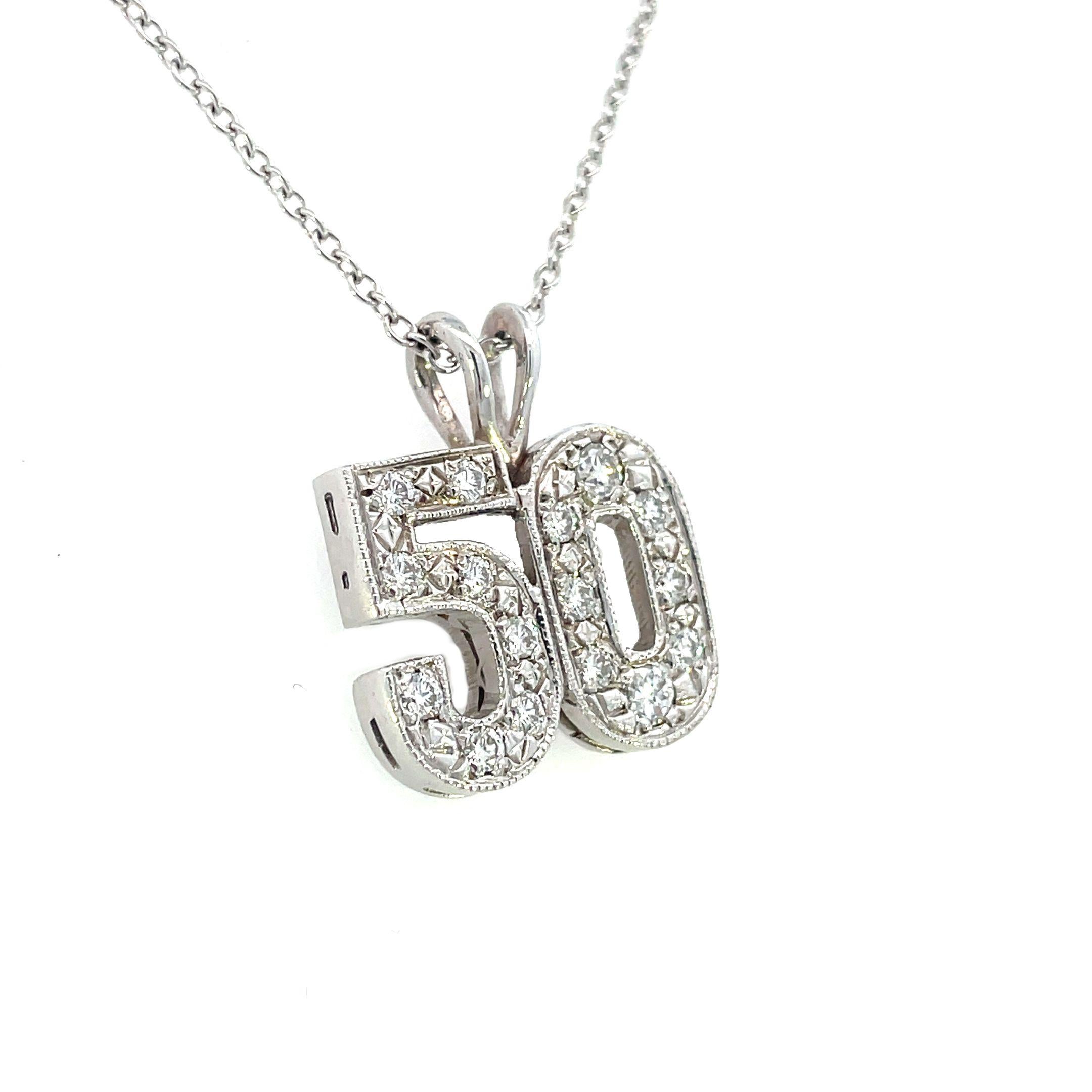 Taille ronde Pendentif contemporain en or blanc 14 carats avec diamants « 50 » en vente