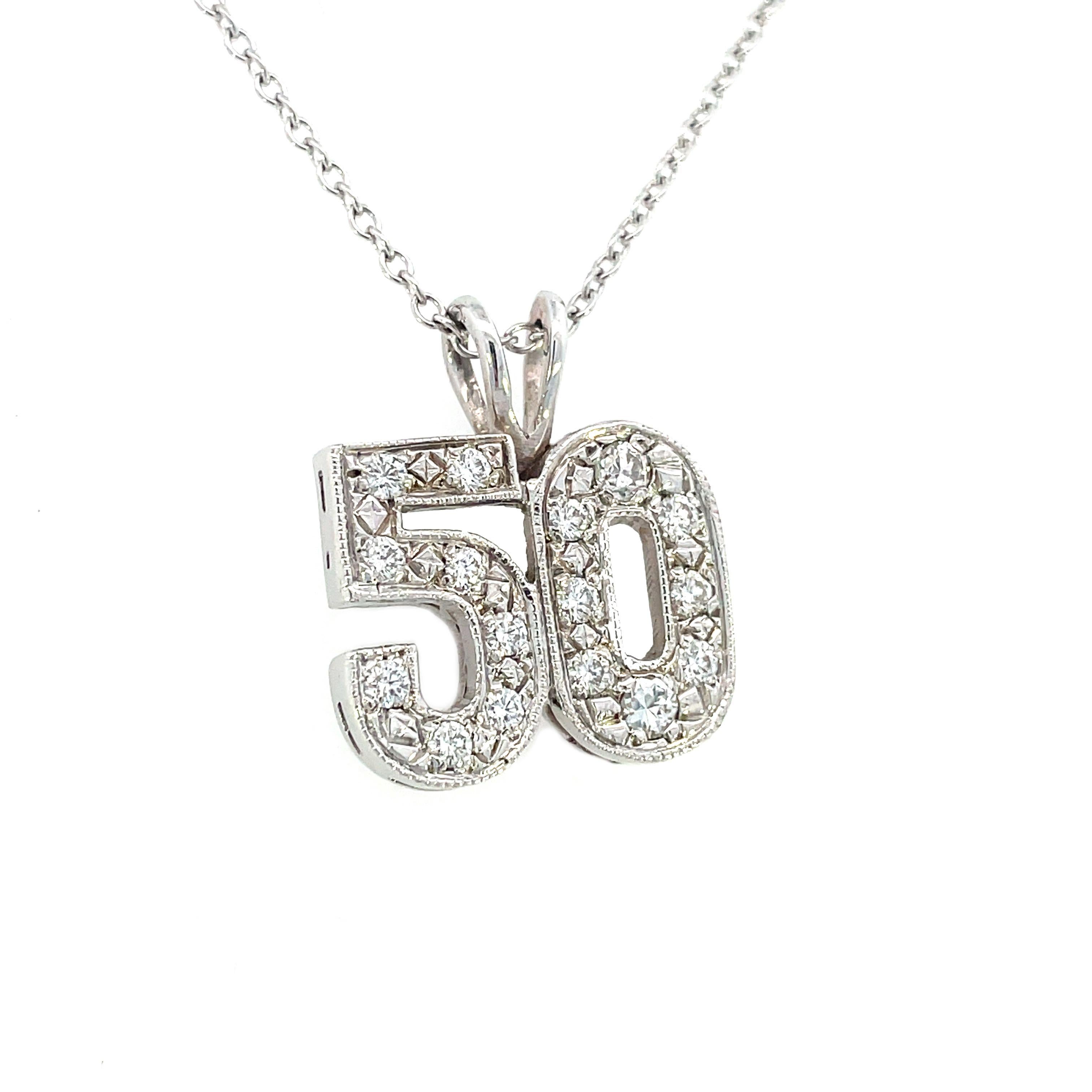 Pendentif contemporain en or blanc 14 carats avec diamants « 50 » Excellent état - En vente à Lexington, KY