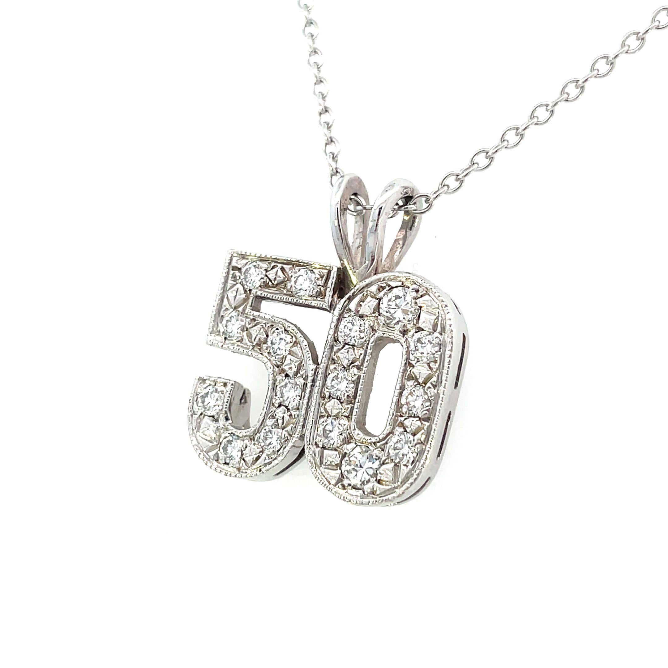 Pendentif contemporain en or blanc 14 carats avec diamants « 50 » Unisexe en vente