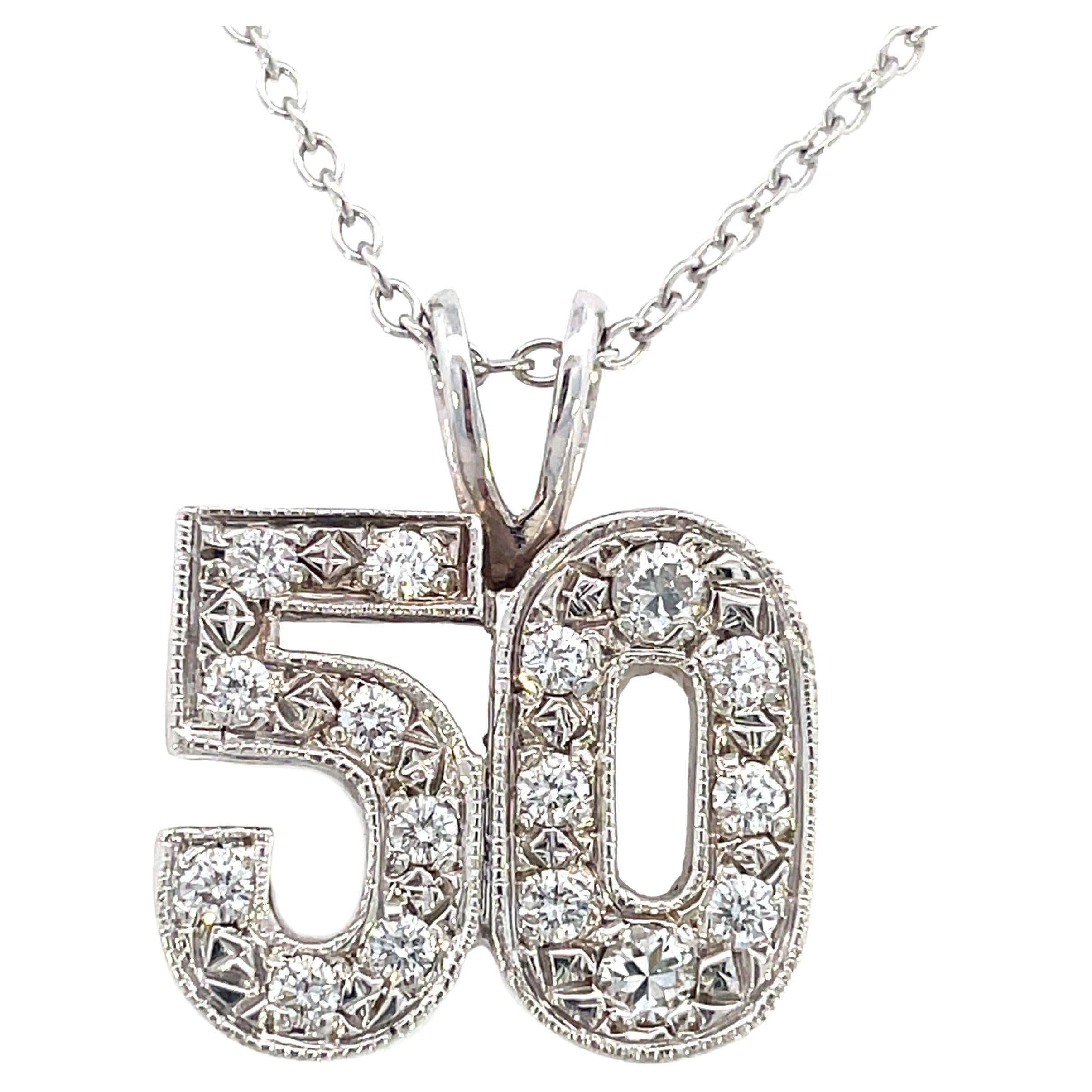 Pendentif contemporain en or blanc 14 carats avec diamants « 50 » en vente