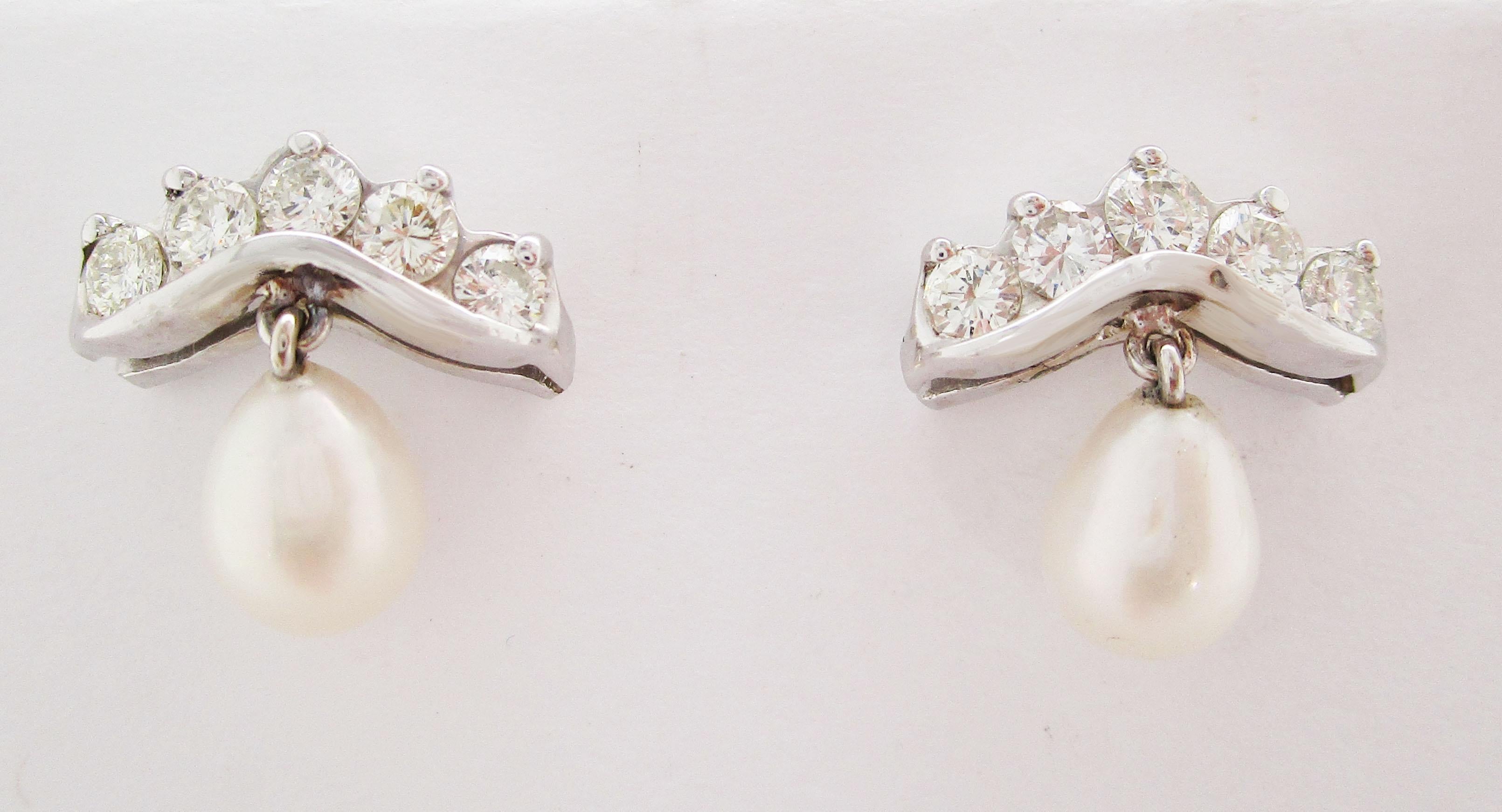 Taille ronde Boucles d'oreilles contemporaines en or blanc 14 carats avec couronne en diamant et perle d' Akoya en vente