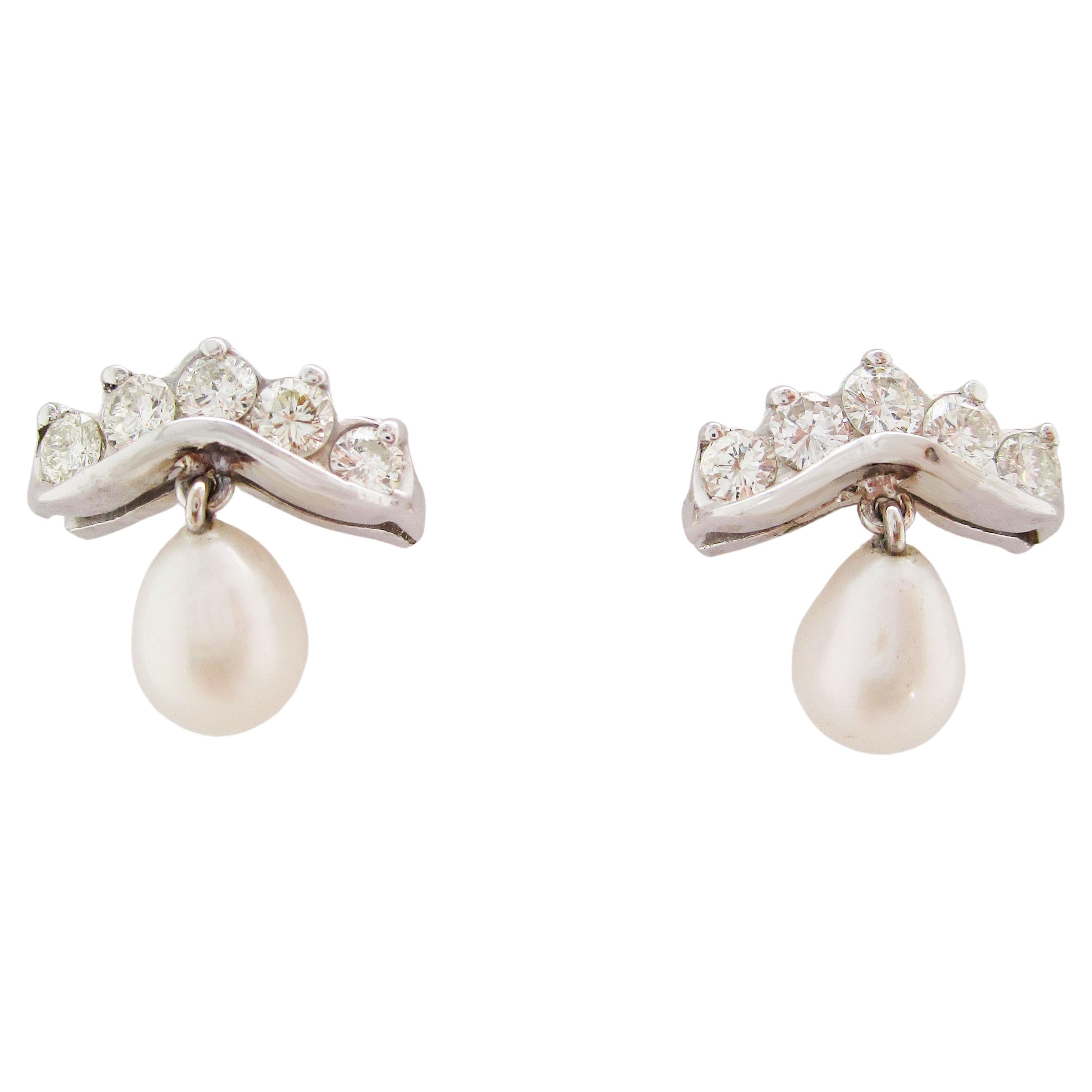 Boucles d'oreilles contemporaines en or blanc 14 carats avec couronne en diamant et perle d' Akoya