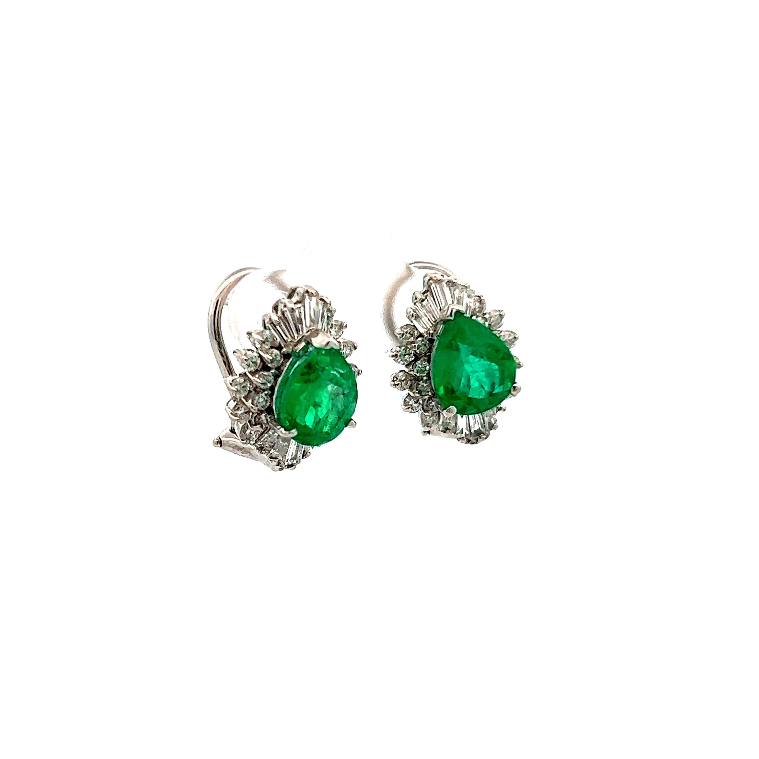 Zeitgenössische Ohrringe aus 14k Weißgold mit Smaragden und Diamanten  (Tropfenschliff) im Angebot