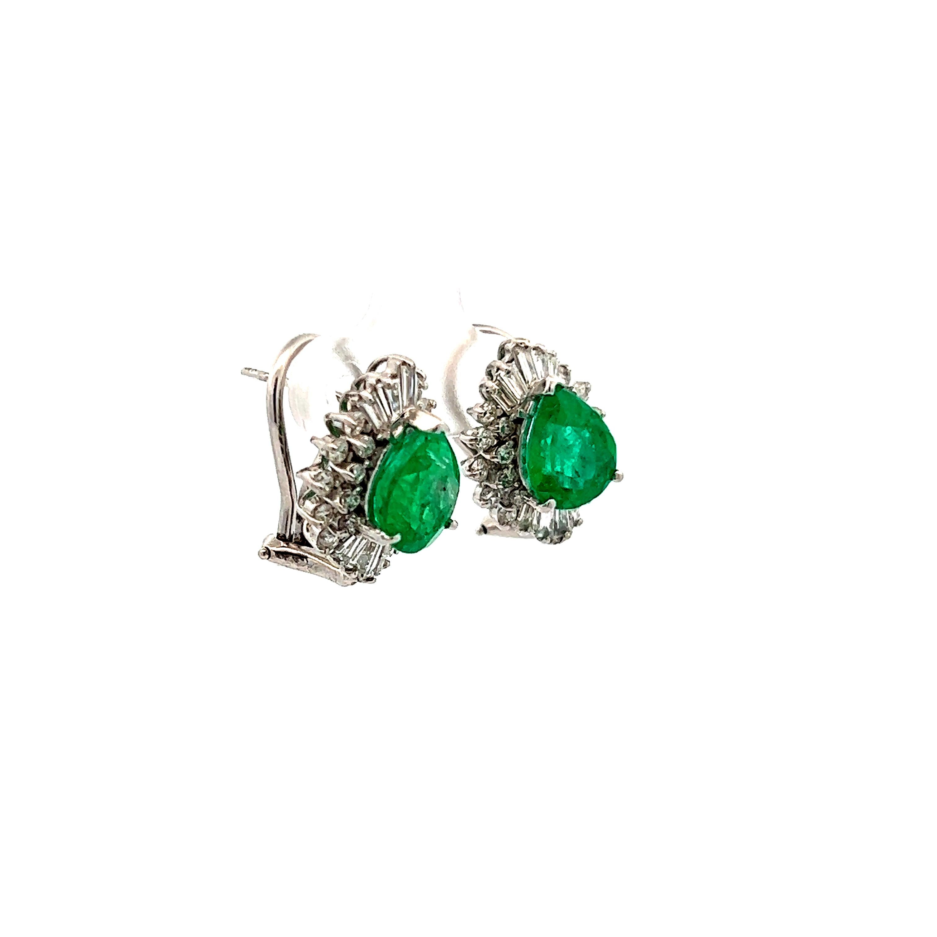 Zeitgenössische Ohrringe aus 14k Weißgold mit Smaragden und Diamanten  im Zustand „Hervorragend“ im Angebot in Lexington, KY