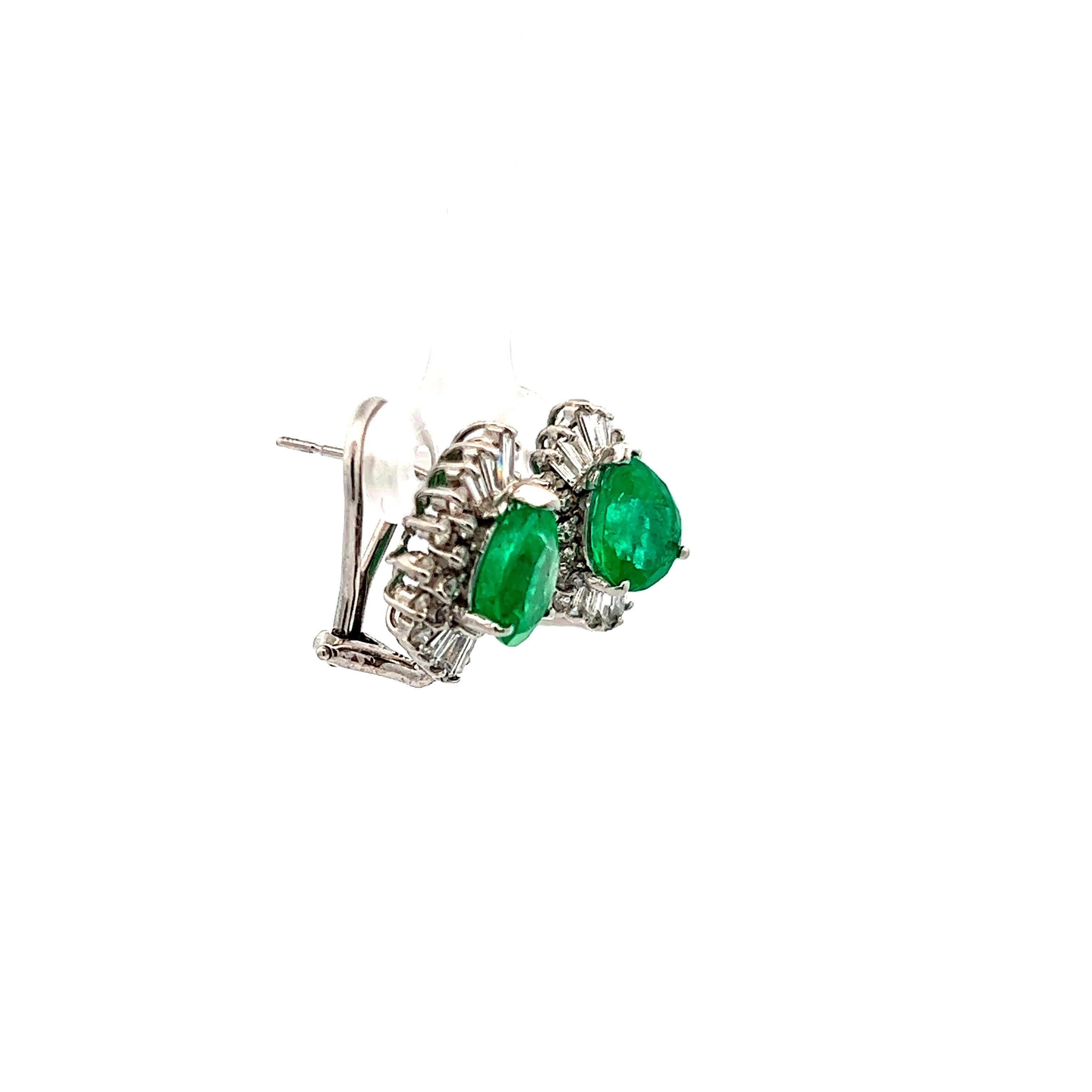 Zeitgenössische Ohrringe aus 14k Weißgold mit Smaragden und Diamanten  für Damen oder Herren im Angebot