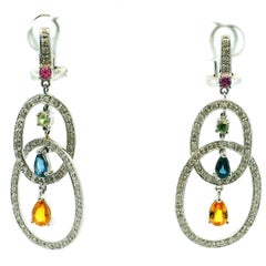 Orecchini pendenti contemporanei in oro bianco 14K con più pietre preziose e diamanti, "DD" italiano