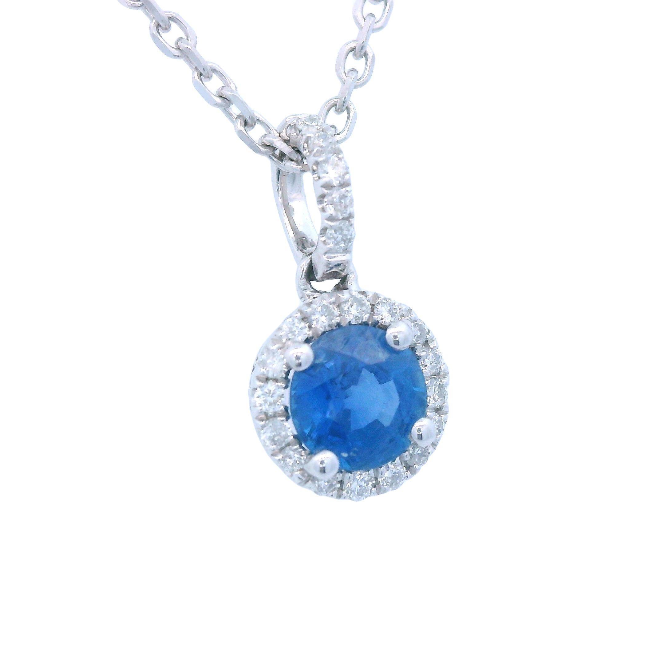 Il s'agit d'un collier et d'un pendentif en or blanc 14k avec des diamants et des saphirs bleus. La chaîne est une chaîne rolo de 1,28 mm, 18 pouces, qui accueillera le pendentif. Cette chaîne accueille parfaitement le pendentif en saphir et diamant