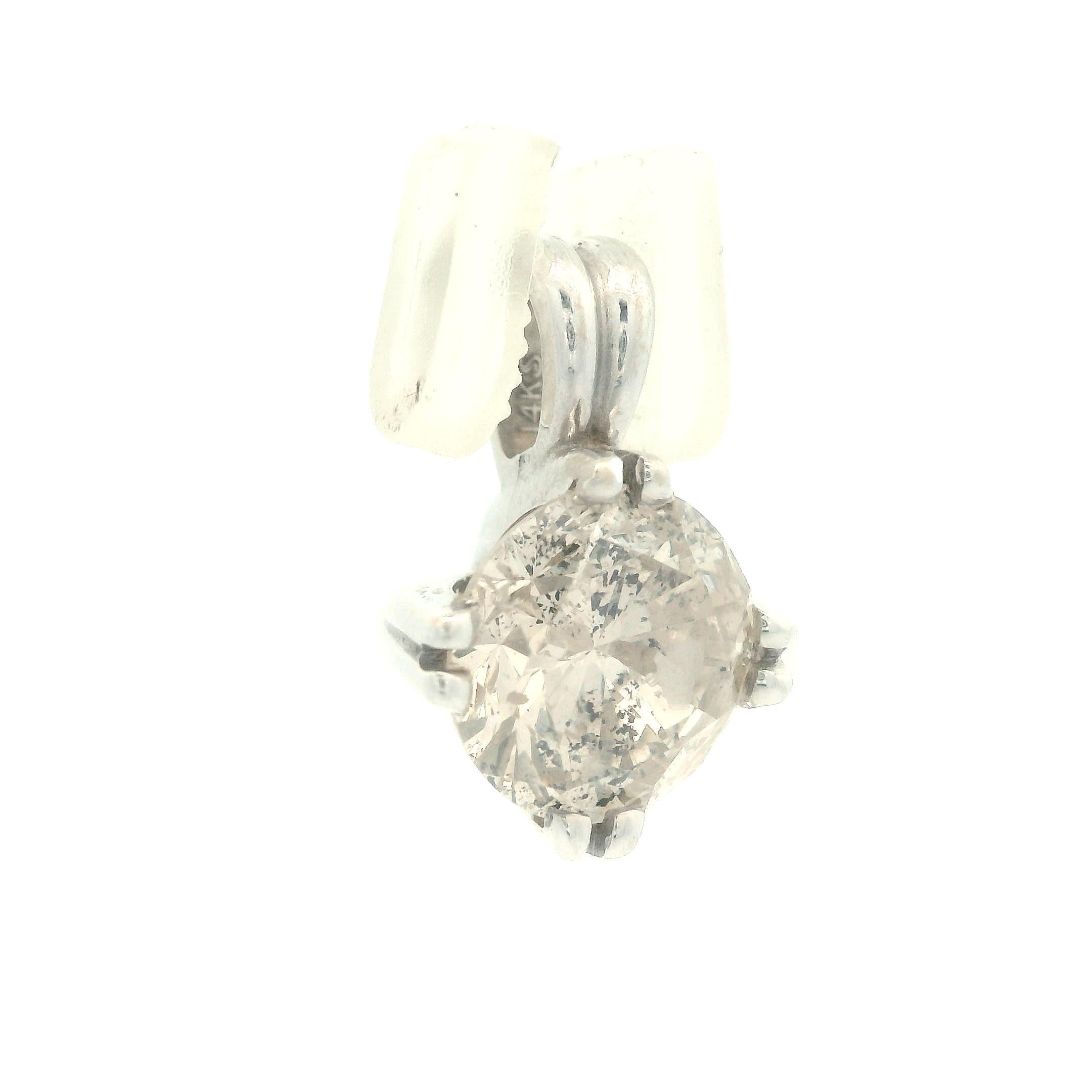 Ce pendentif contemporain en or jaune 14k est orné d'un diamant rond brillant de plus de 1,5 carat. Le diamant est serti d'un solitaire à 4 doubles griffes extrêmement sûr, ce qui fait de ce pendentif un choix idéal pour les activités de tous les