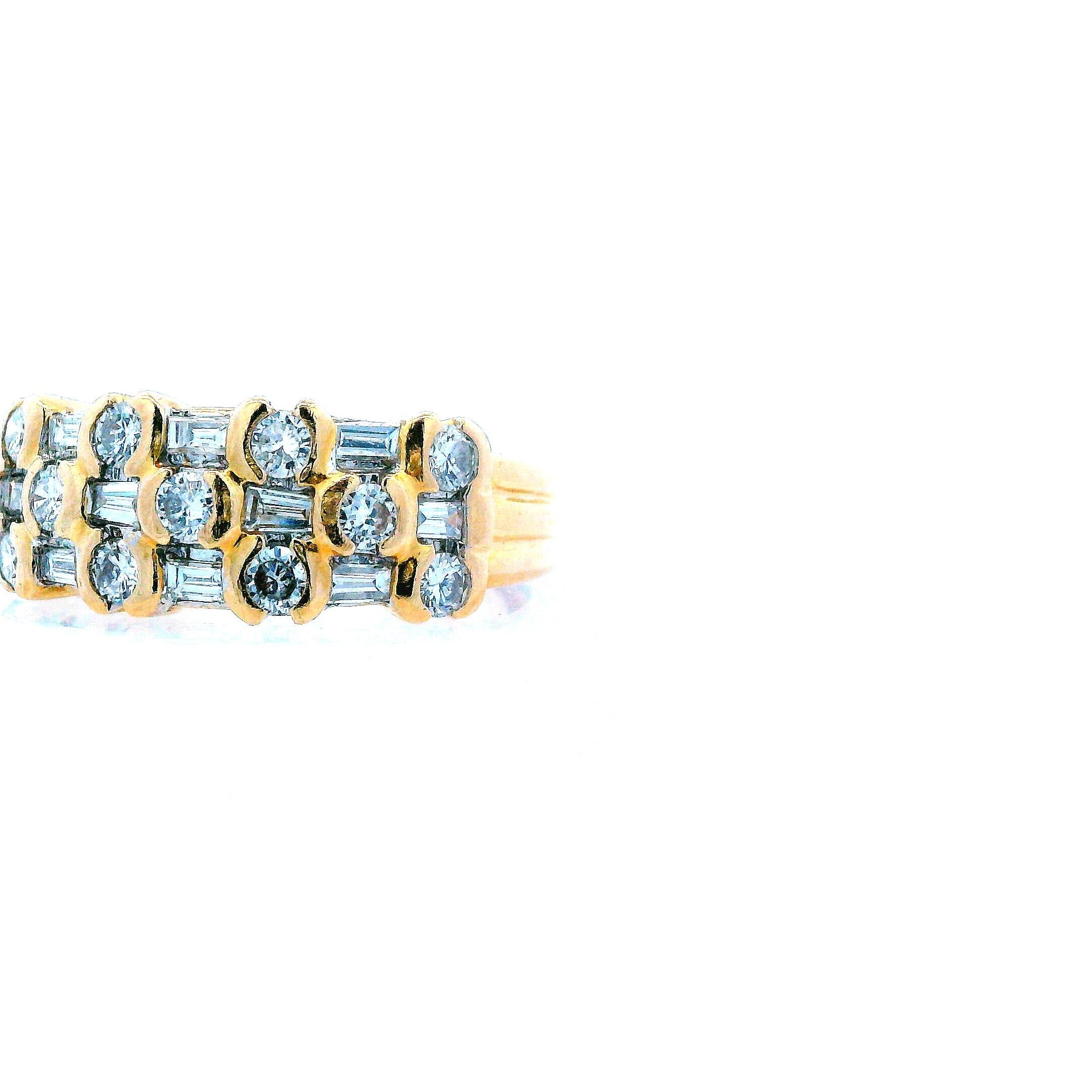 Contemporary 14K Yellow Gold Baguette and Round Diamond Ring  In Excellent Condition For Sale In Lexington, KY