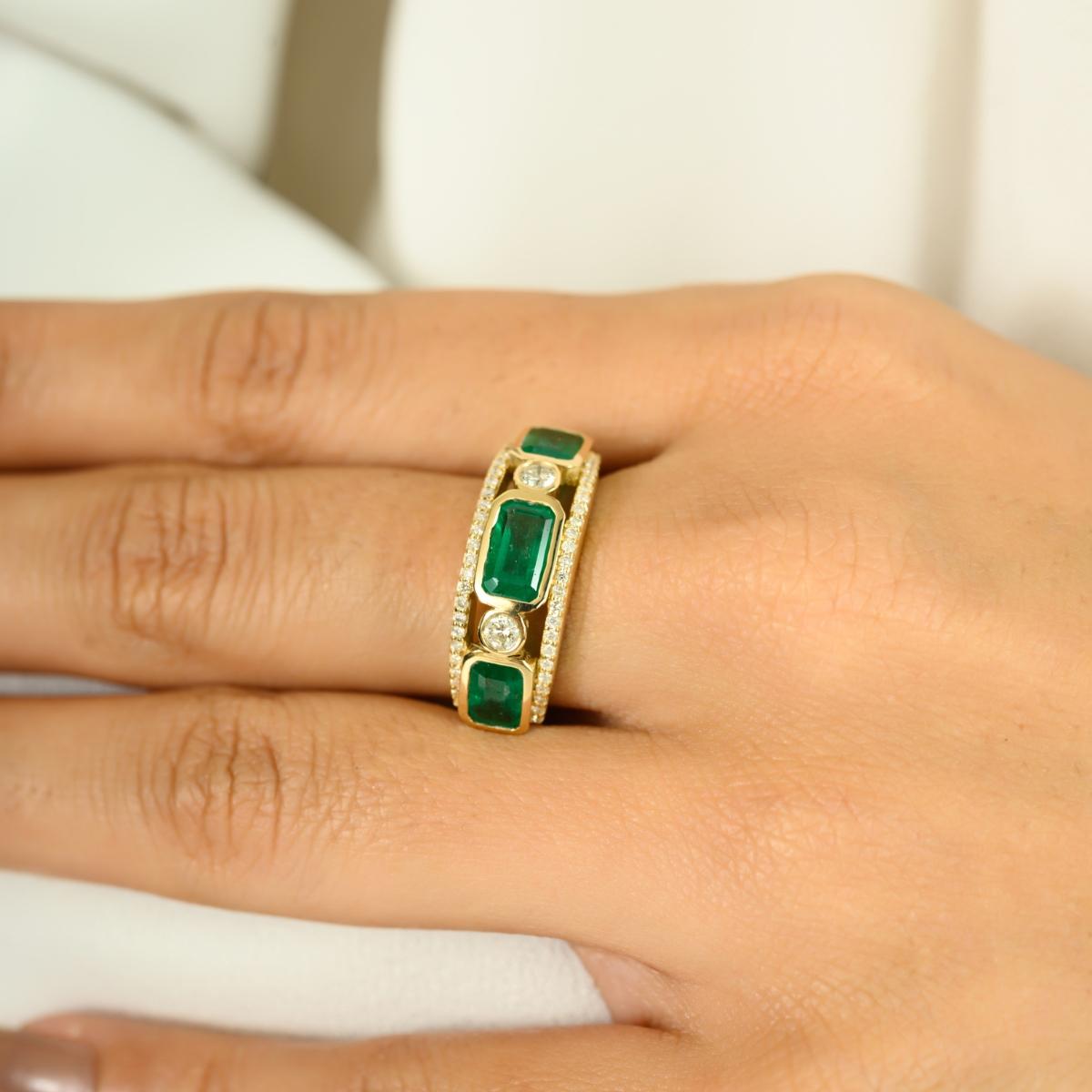 in vendita:  Anello contemporaneo in oro giallo 14K con smeraldi e diamanti 4