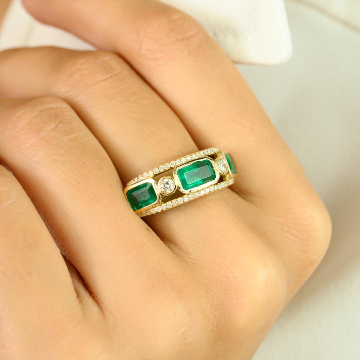 in vendita:  Anello contemporaneo in oro giallo 14K con smeraldi e diamanti 6