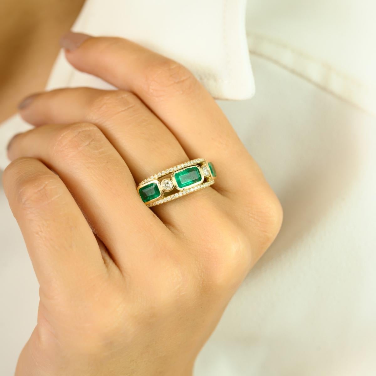 in vendita:  Anello contemporaneo in oro giallo 14K con smeraldi e diamanti 8