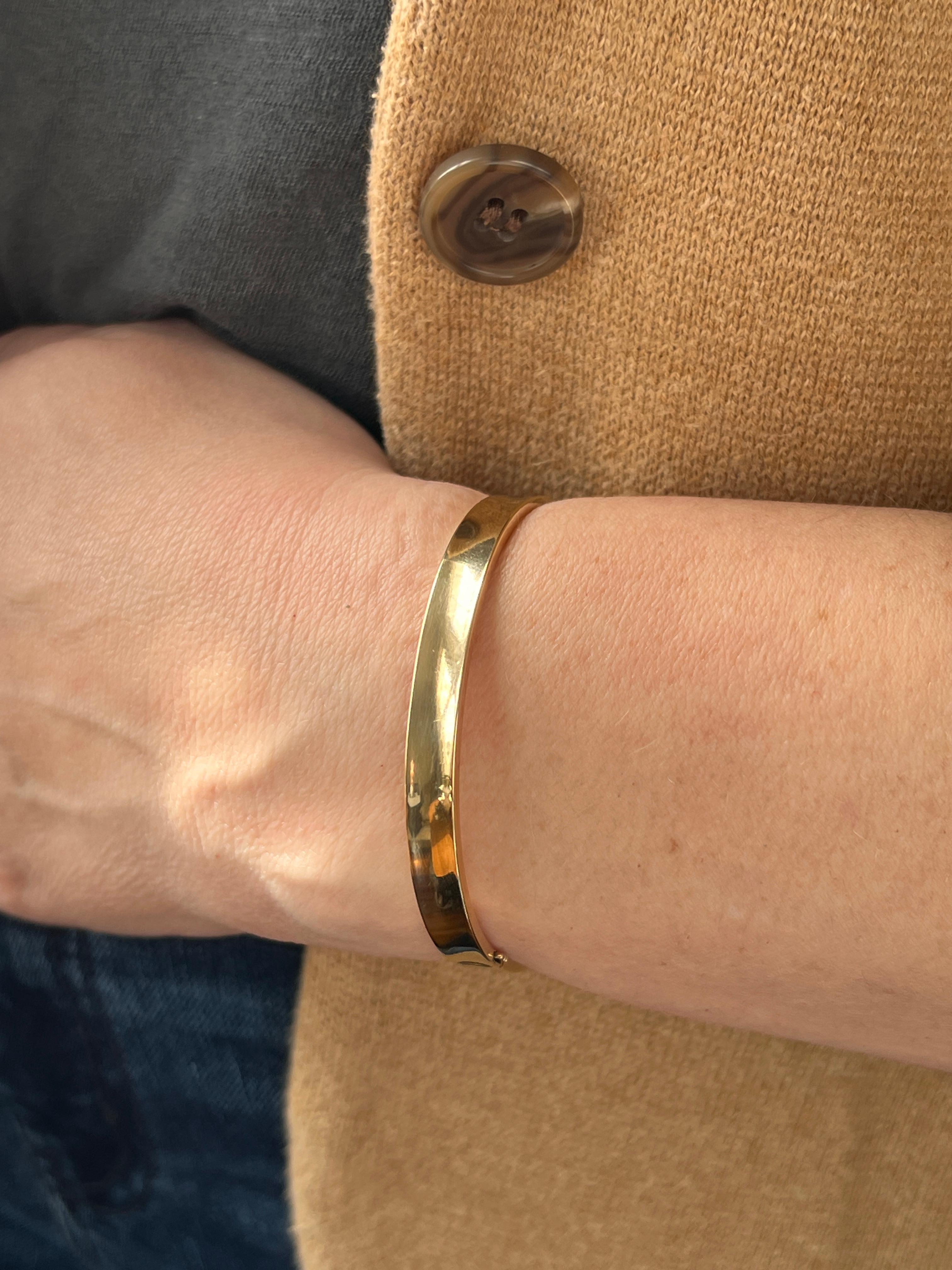 Este brazalete hueco cóncavo contemporáneo de oro amarillo de 14 quilates ofrece un estilo moderno y una elegancia cotidiana sin esfuerzo. Elaborada en oro amarillo pulido de 14 quilates, la pulsera presenta un refinado perfil cóncavo que añade una