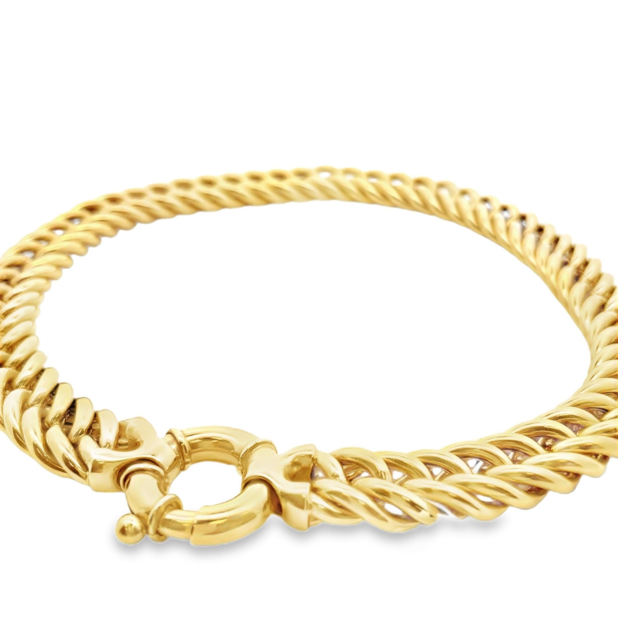 Dies ist eine stilvolle 14k Gelbgold Kette Halskette mit einem schönen Verschluss. Die Abstände und das Gewicht der Glieder sorgen dafür, dass die Kette flach um den Hals liegt, was sie zur perfekten Halskette macht, die zu jeder Art von Kleid