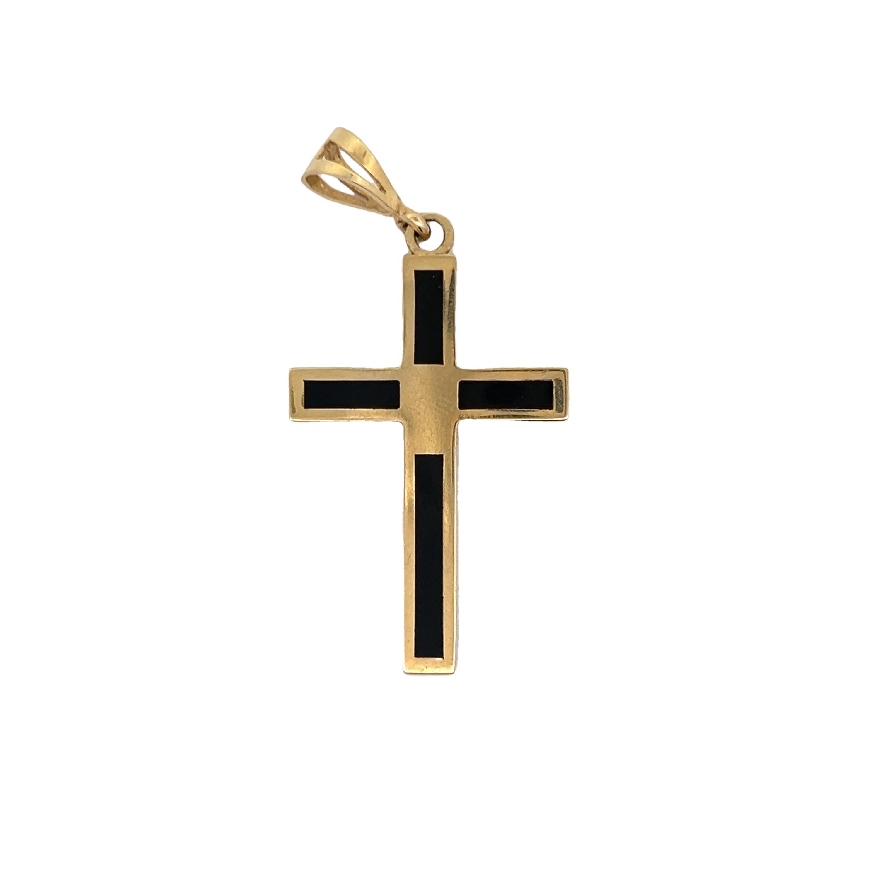 Questo ciondolo a croce contemporaneo è realizzato in oro giallo 14k e presenta un intarsio di onice nera. L'onice nero è un'aggiunta moderna che aggiunge stile alla croce, pur mantenendo il suo significato intrinseco. Questo ciondolo è l'accessorio