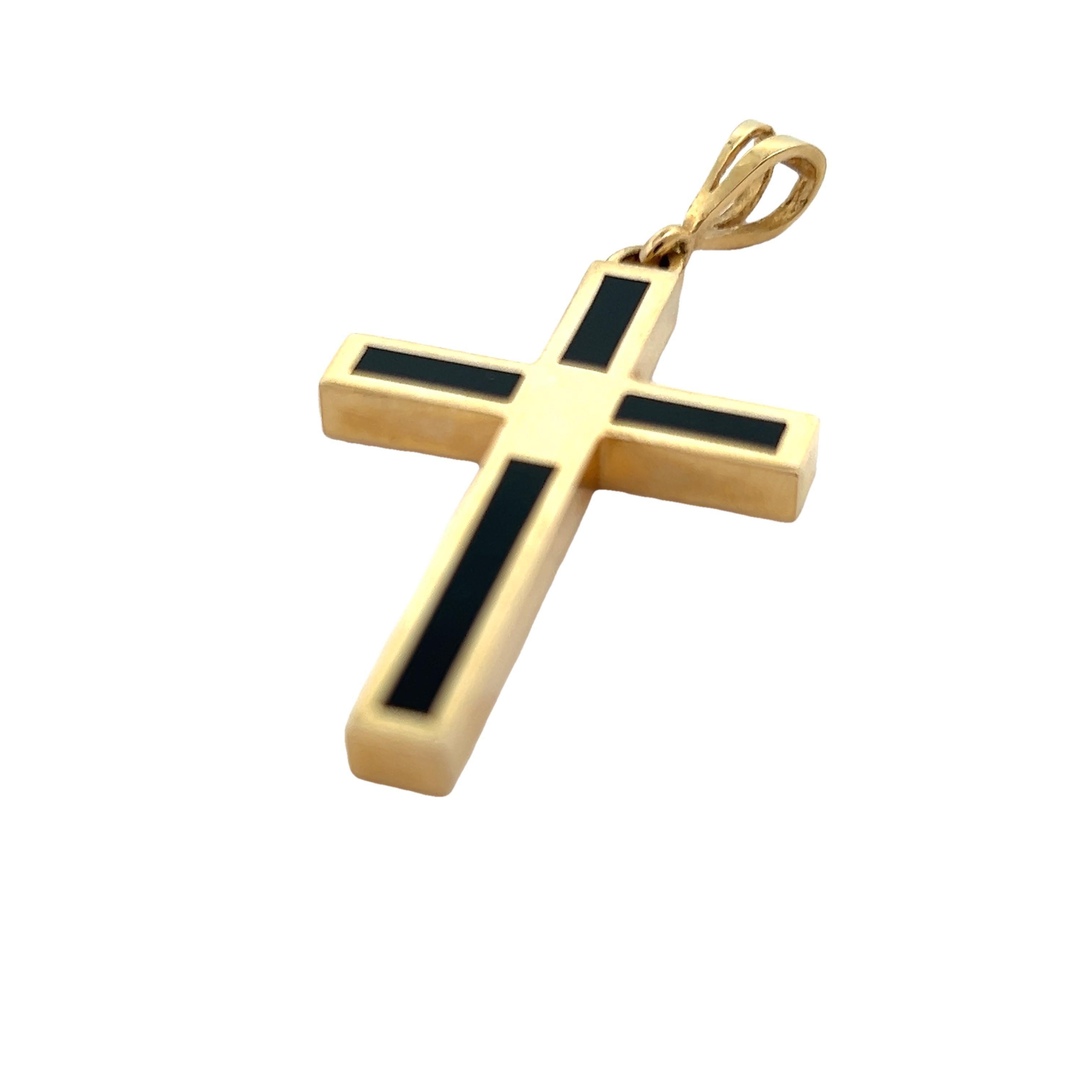 Donna Ciondolo a forma di croce in oro giallo 14k con intarsio di onice nera in vendita
