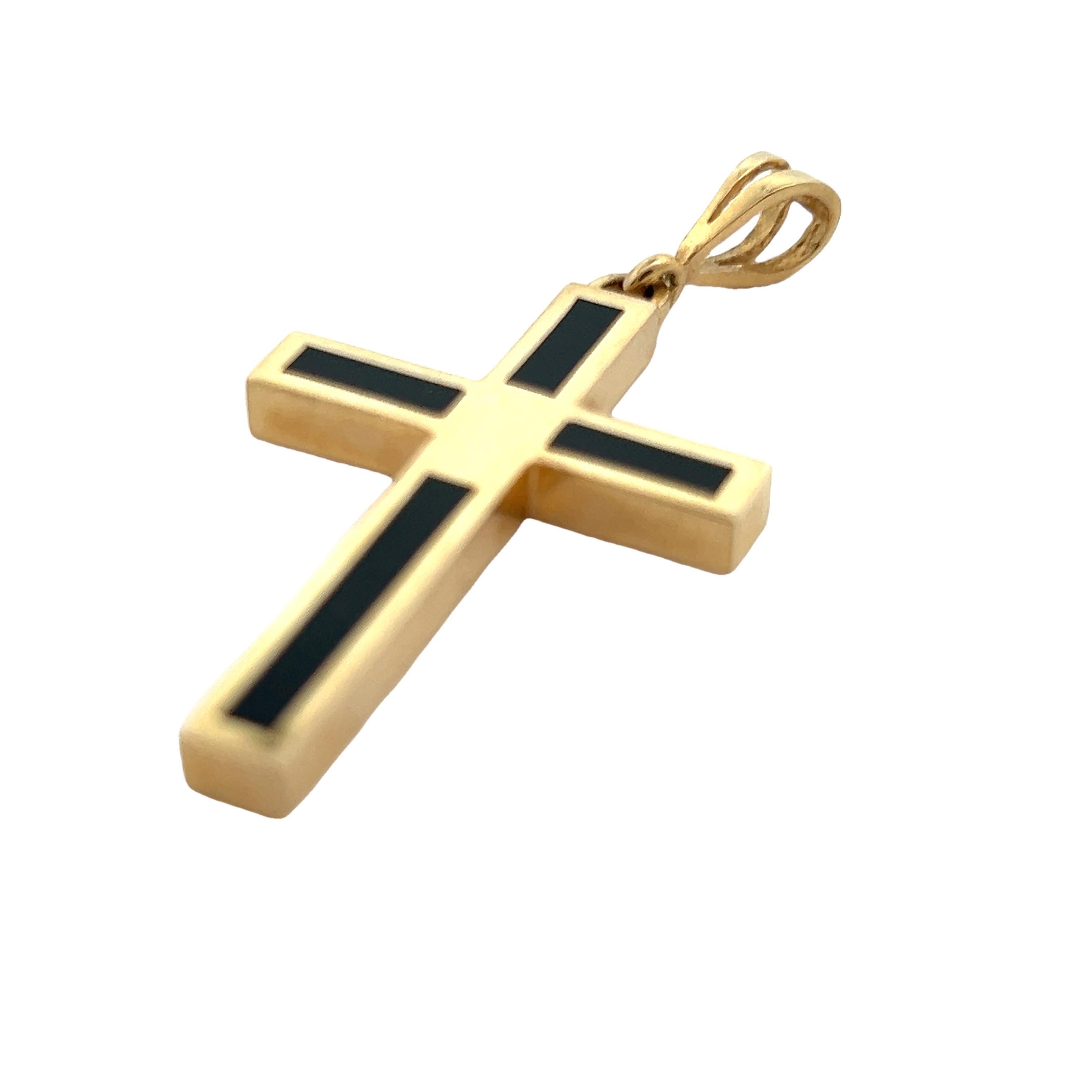 Ciondolo a forma di croce in oro giallo 14k con intarsio di onice nera in vendita 1