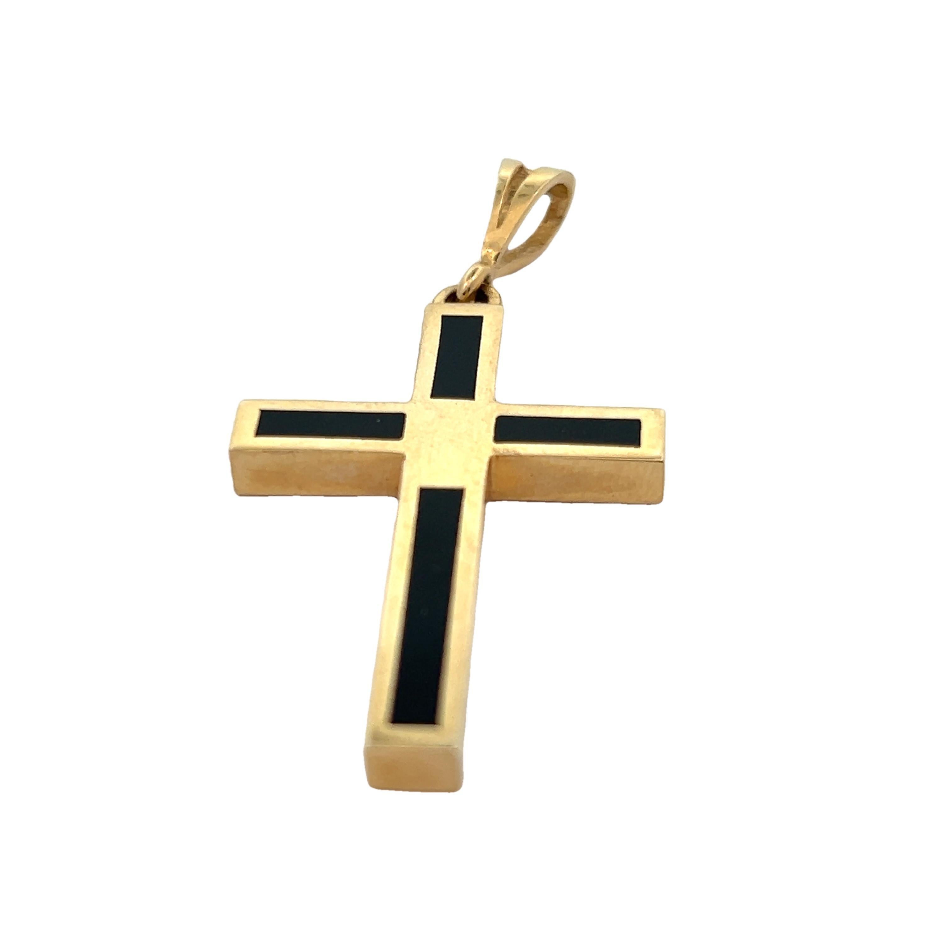 Ciondolo a forma di croce in oro giallo 14k con intarsio di onice nera in vendita 2