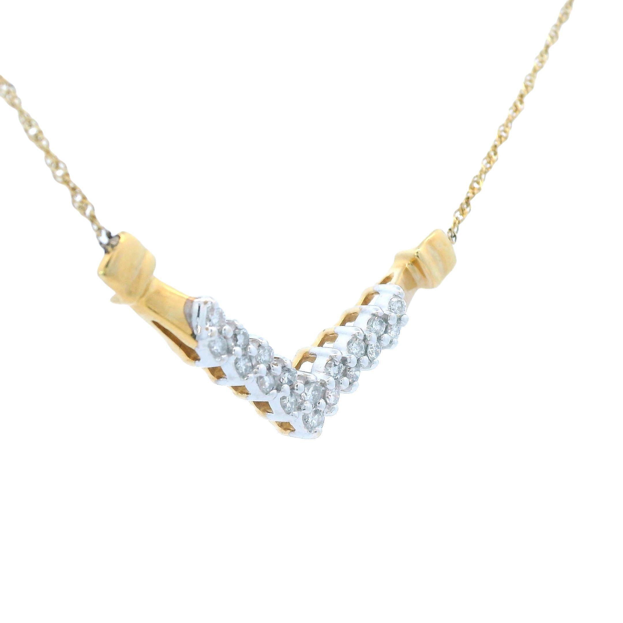 Il s'agit d'un superbe collier chevron en or jaune 14 carats, orné de 18 pierres précieuses au total. Un collier à chevrons est un collier dont le pendentif est en forme de V, également appelé chevron. Ce collier à chevrons présente deux rangées de