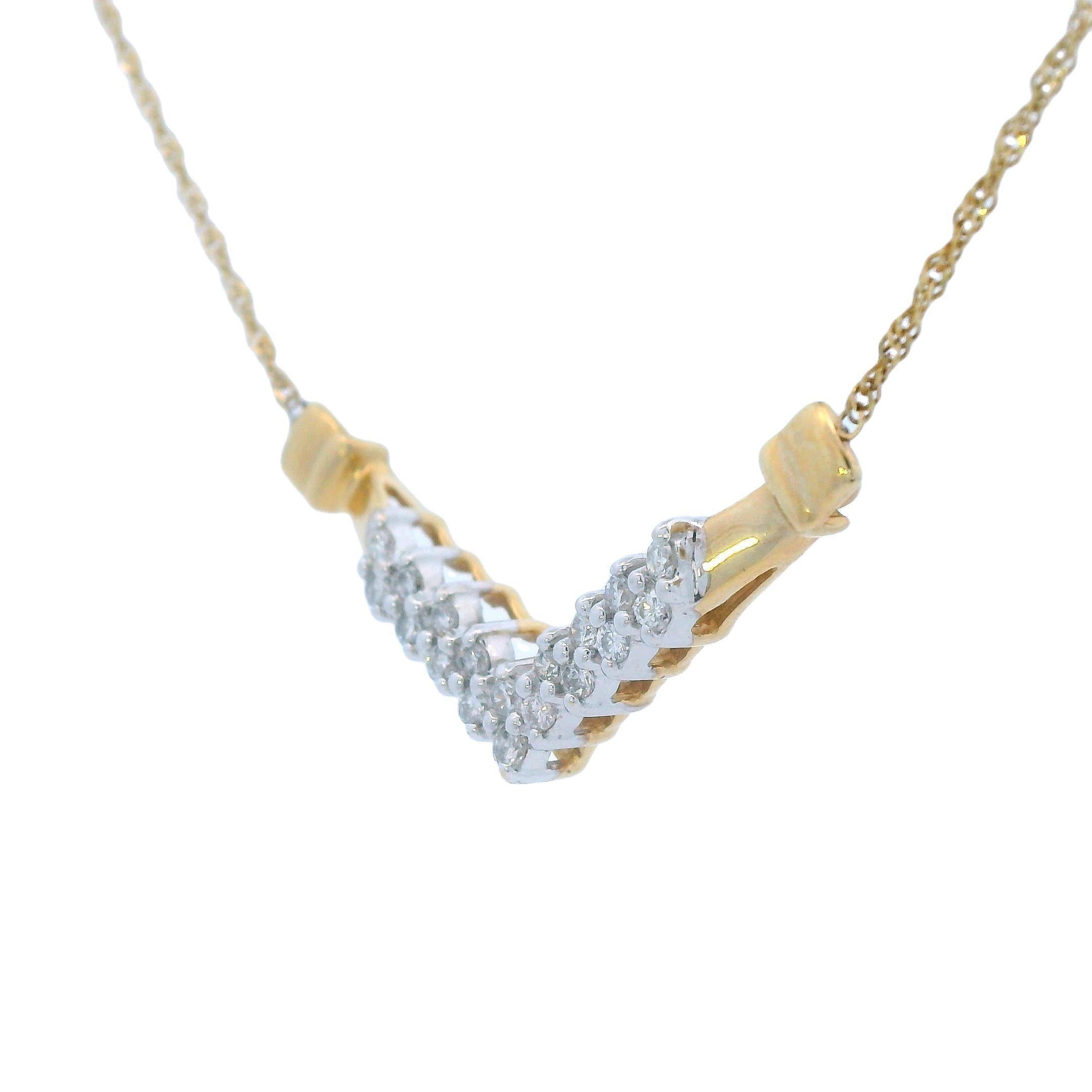 Taille ronde Collier contemporain en or jaune 14k à chevrons et diamants en vente