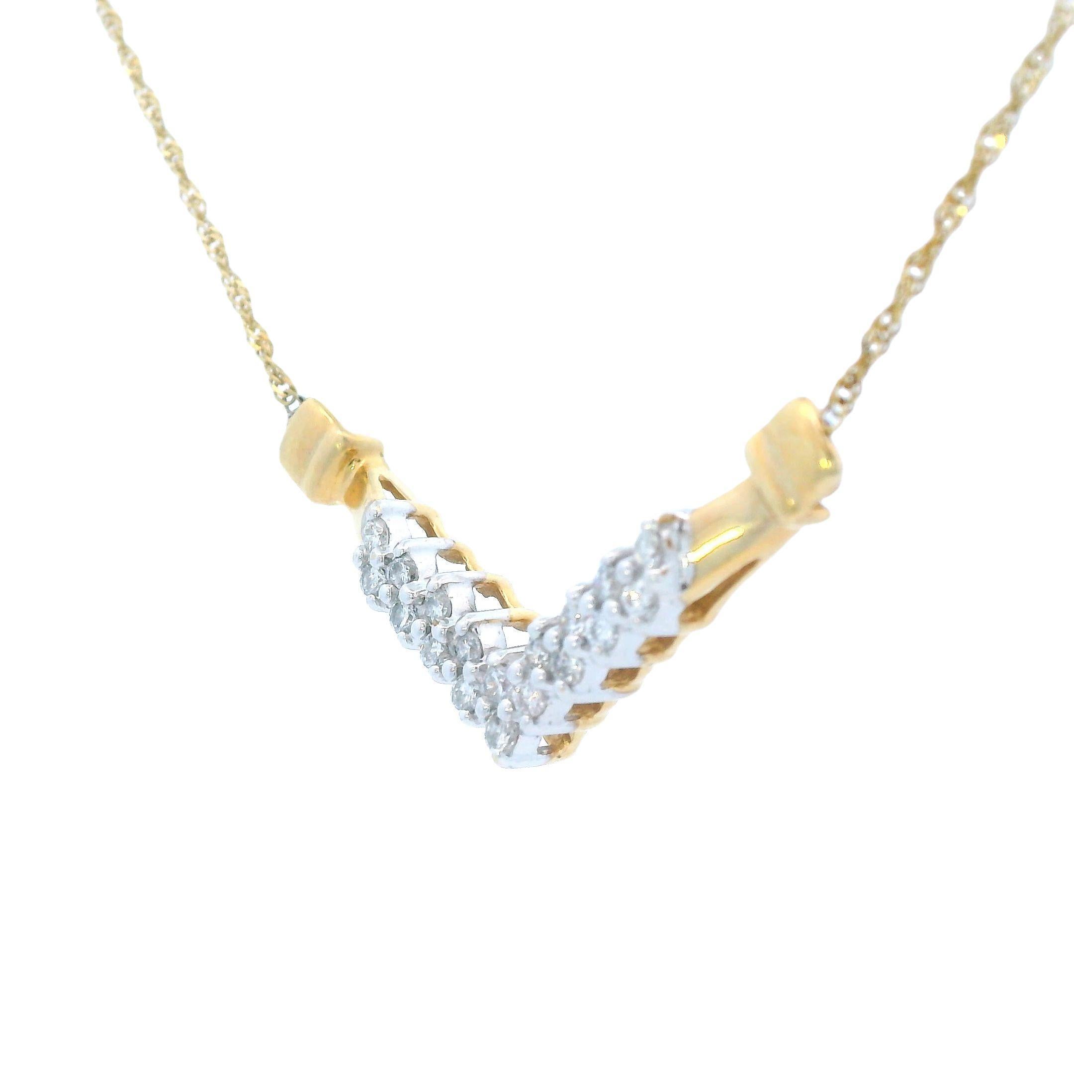 Collier contemporain en or jaune 14k à chevrons et diamants Excellent état - En vente à Lexington, KY