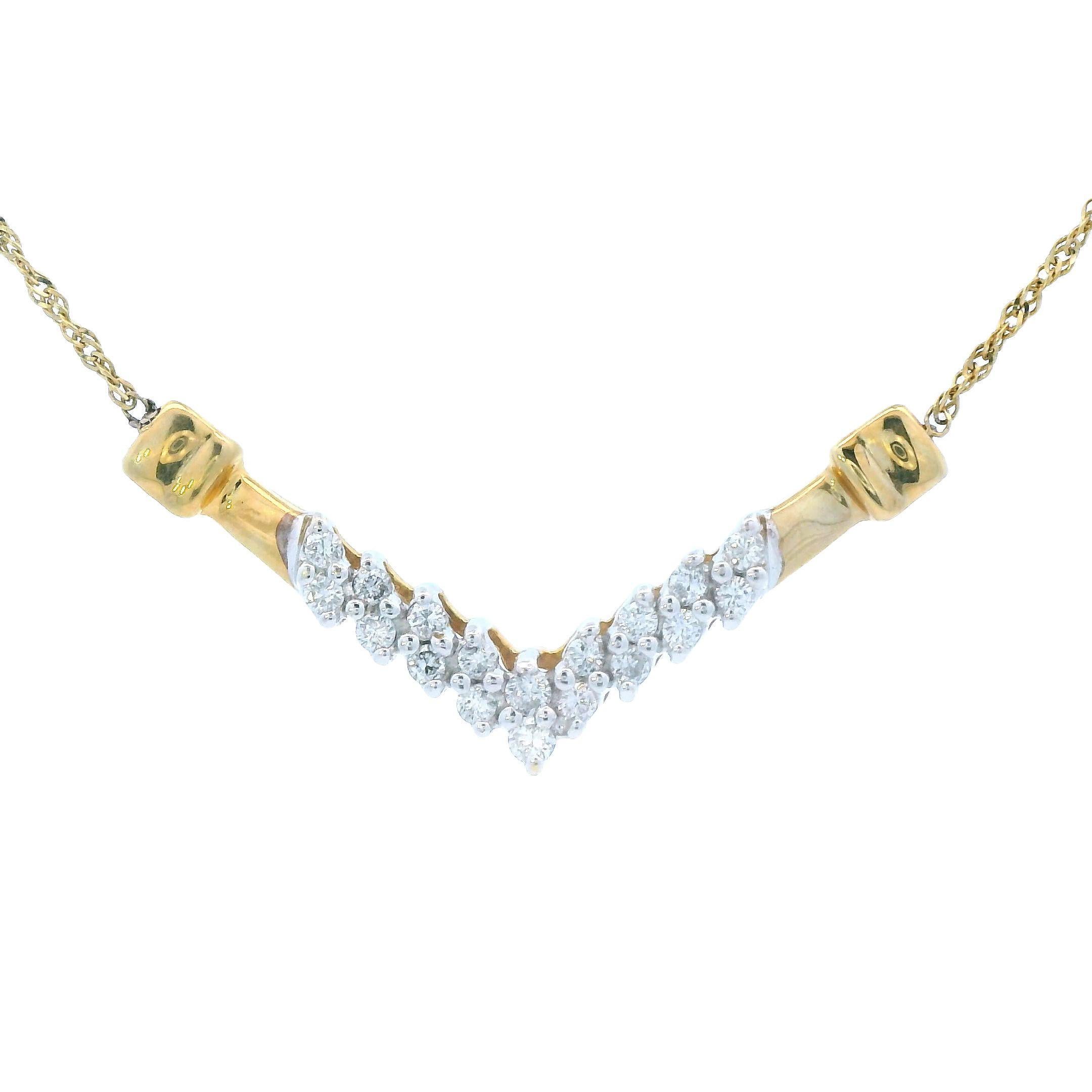 Collier contemporain en or jaune 14k à chevrons et diamants Pour femmes en vente