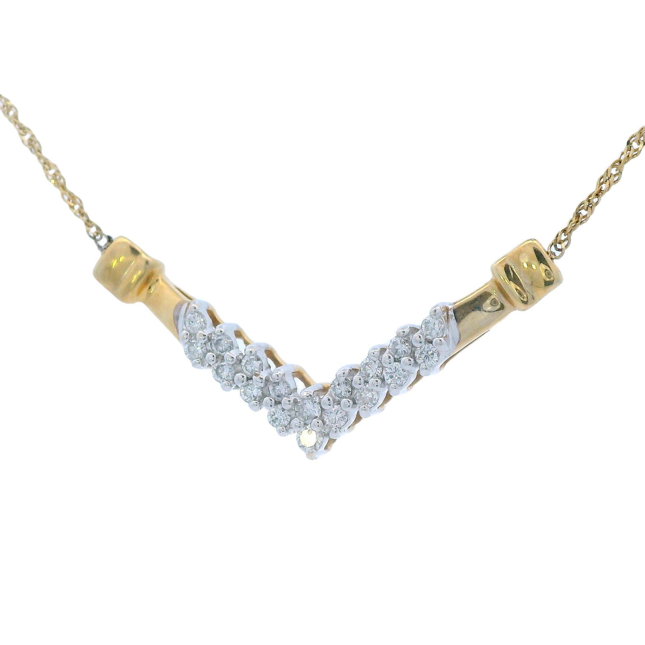 Collier contemporain en or jaune 14k à chevrons et diamants en vente 1