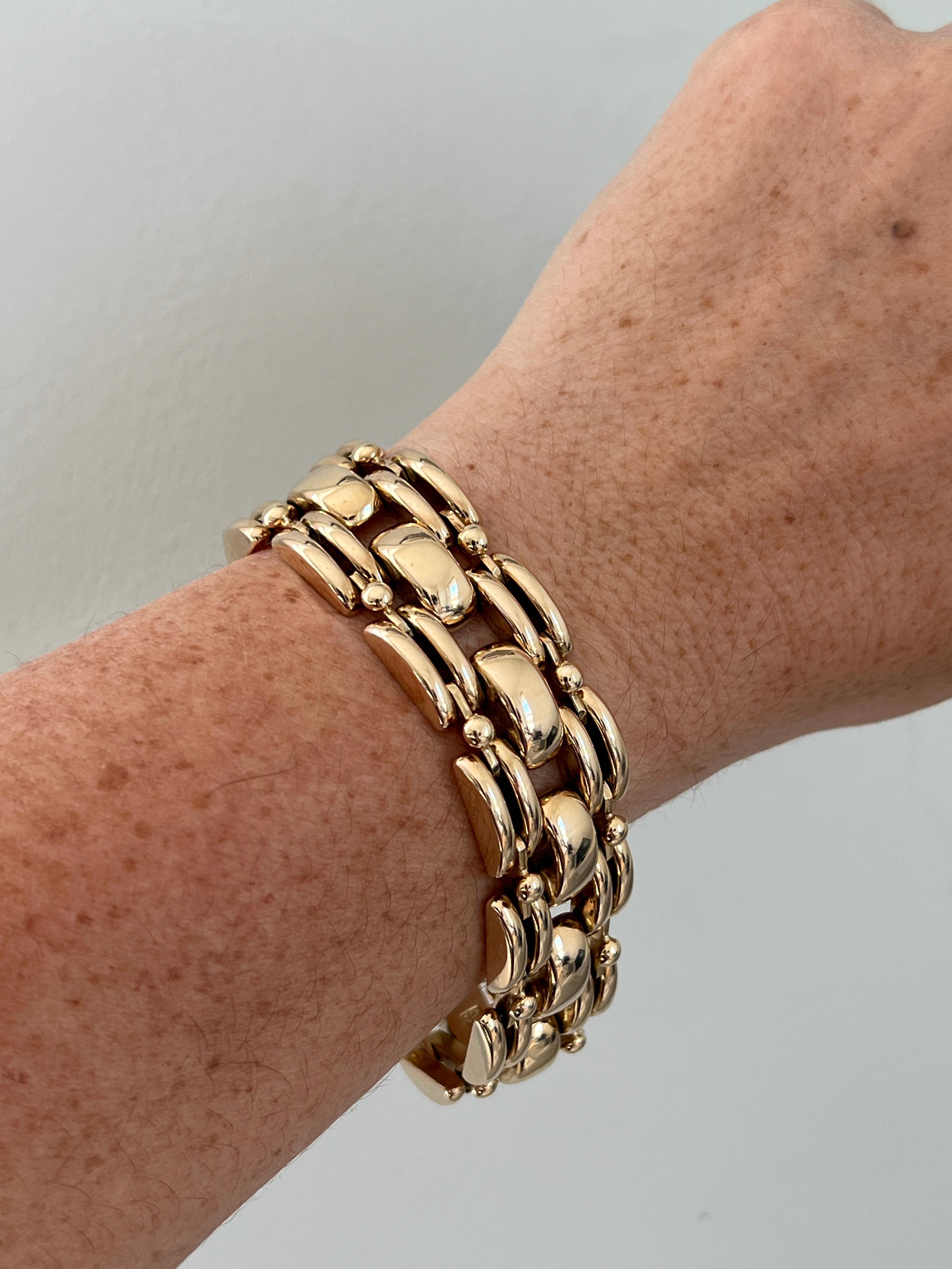 Haz una declaración audaz con esta pulsera de eslabones de pantera de fantasía de oro amarillo de 14k, una llamativa pieza contemporánea diseñada para la sofisticación y el estilo. Con unas medidas de 20,66 mm de ancho y 5,31 mm de grosor, esta