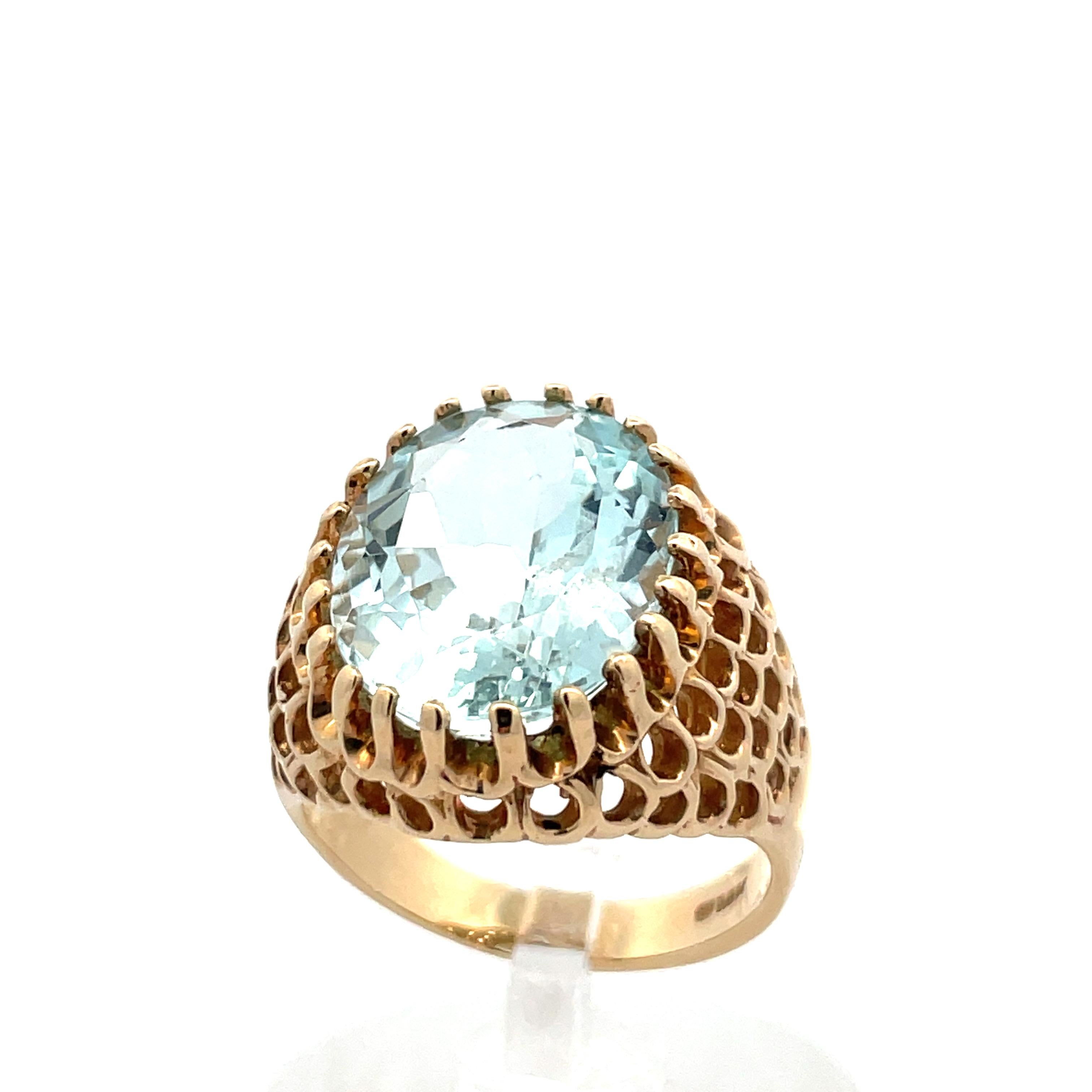 This is a beautiful mid-century contemporary ring made from 14k yellow gold filigree with a stunning  aquamarine. The geometric filigree is very mid-century, featuring distinctive rows and a random pattern, making this ring unique to itself. The