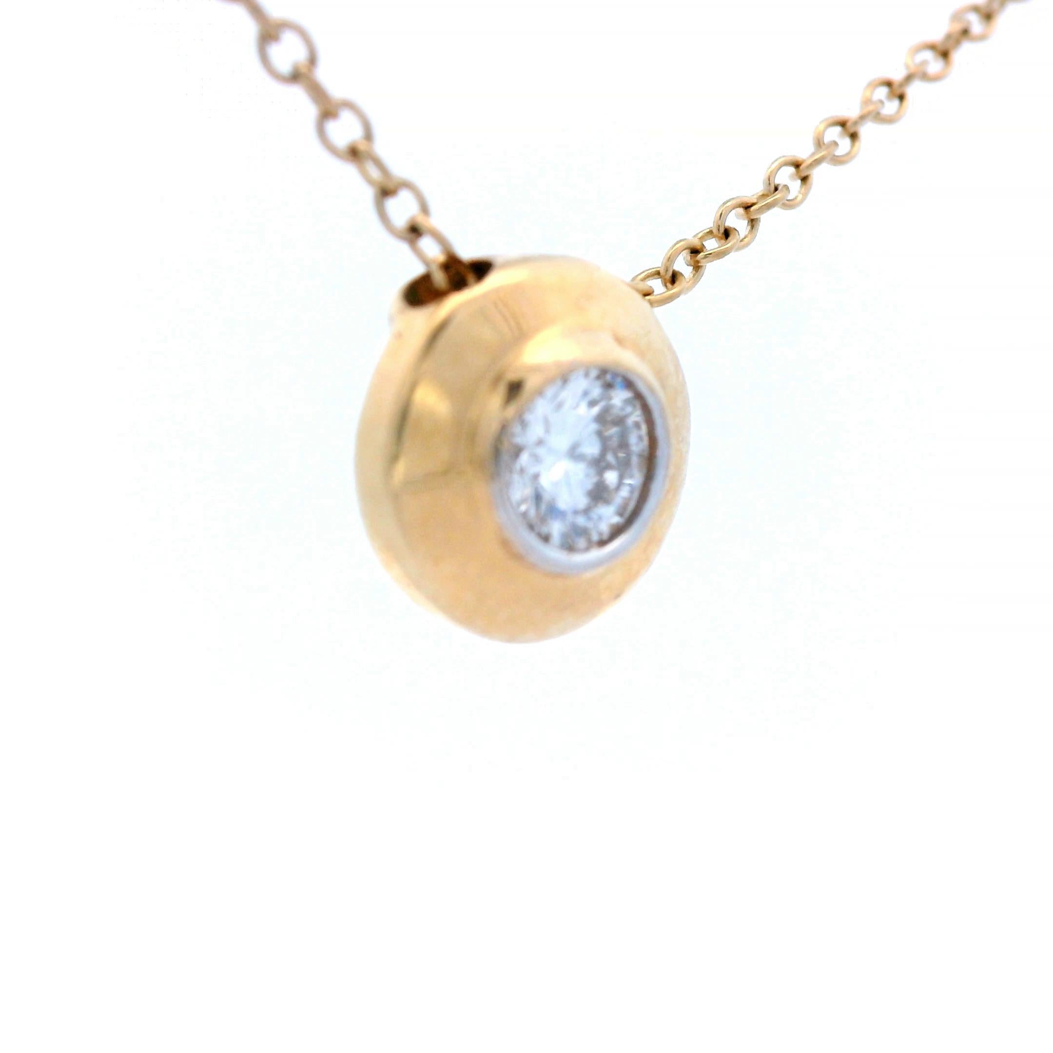 Si tratta di un'incantevole collana con castone di diamanti fluttuanti in oro giallo 14K! Questa splendida collana sfoggia uno scintillante diamante rotondo incastonato in oro giallo brillante che si abbina bene a qualsiasi vestito e a qualsiasi