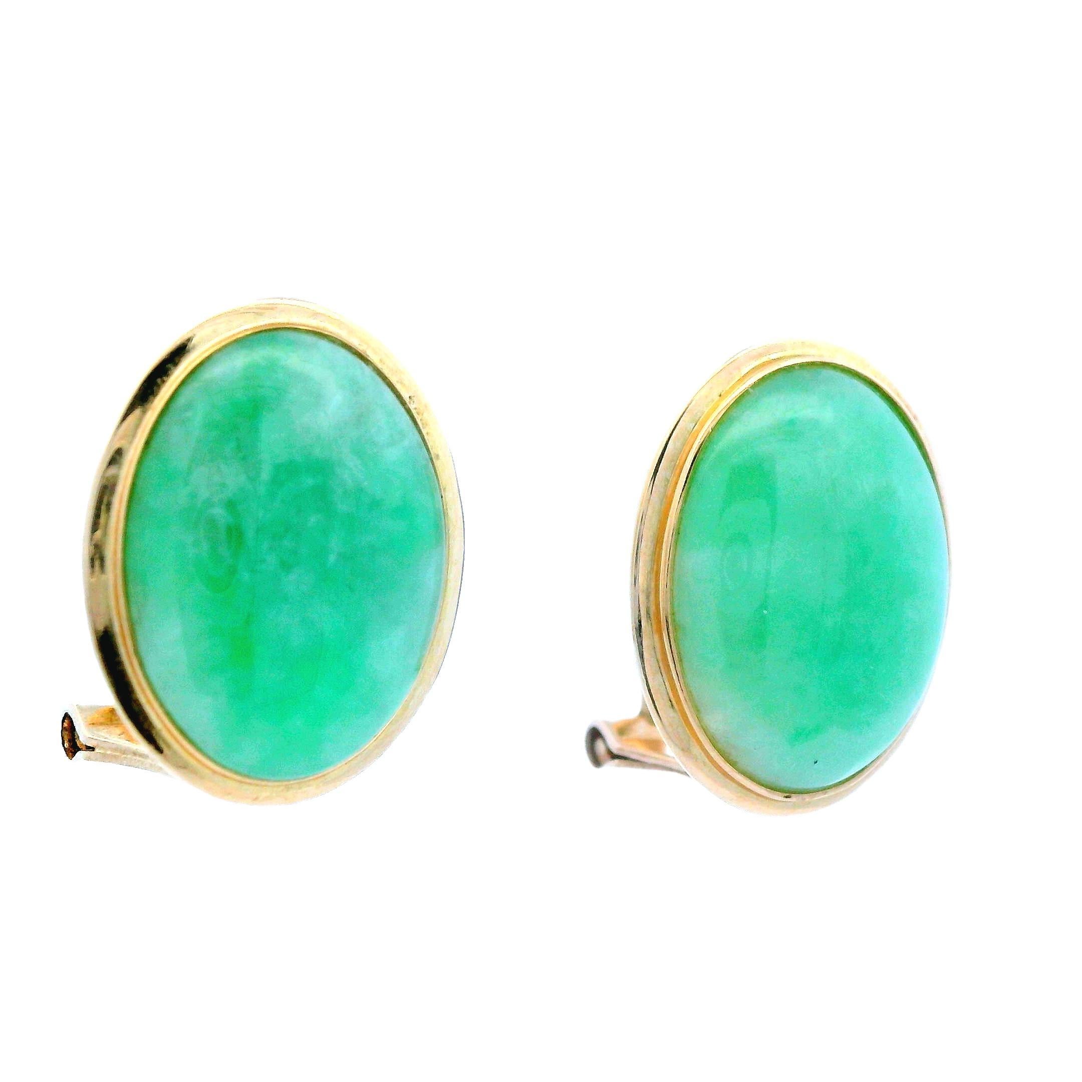 Dieses schöne Paar Jade-Ohrringe stammt aus den 1950er Jahren und besteht aus oval geschliffener Jade. Es handelt sich um Clip-Ohrringe, die sich perfekt für alle eignen, die keine gepiercten Ohren haben oder empfindliche Haut haben. Sie haben ein