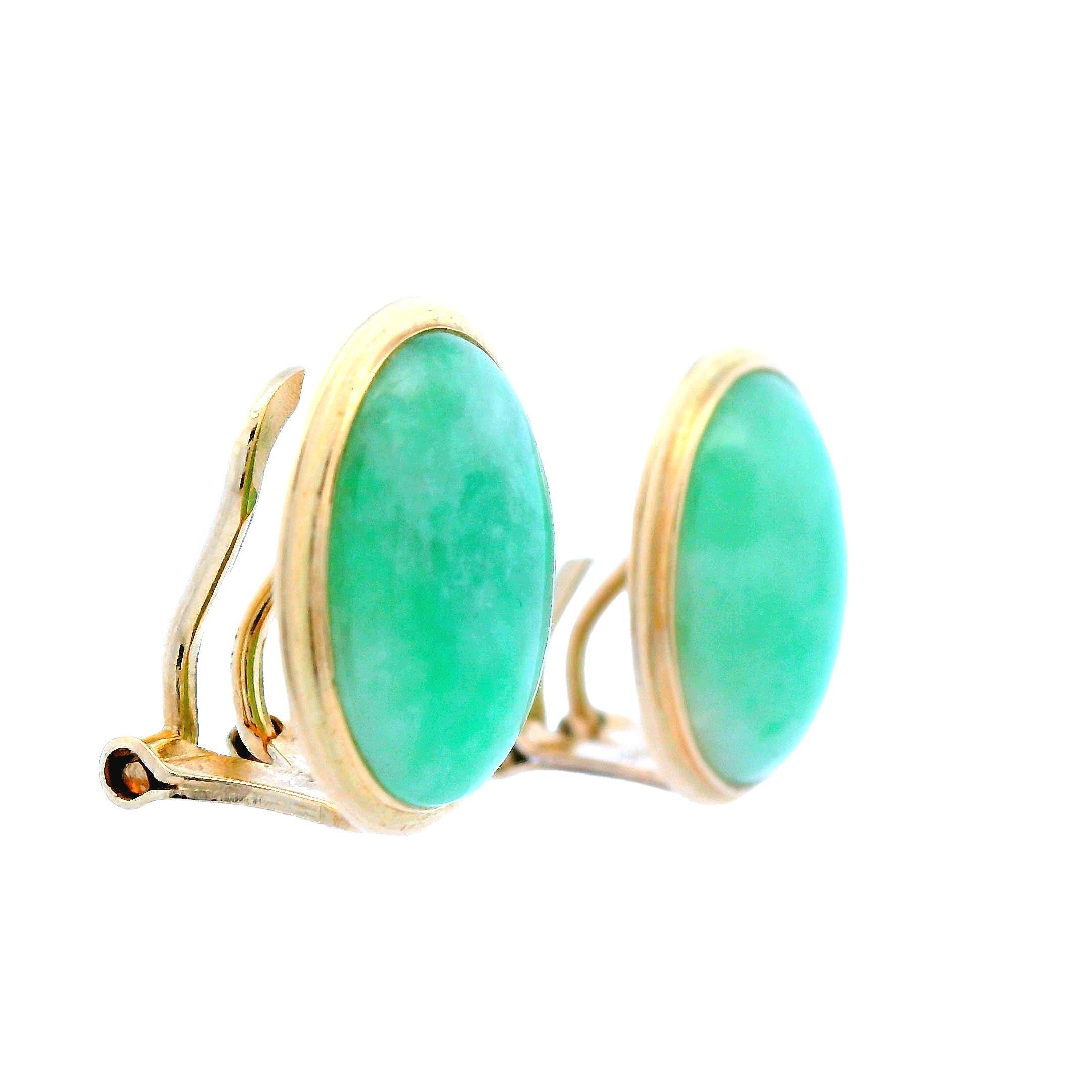 Contemporary 14k Gelbgold Jade Clip-On Ohrringe (Ovalschliff) im Angebot
