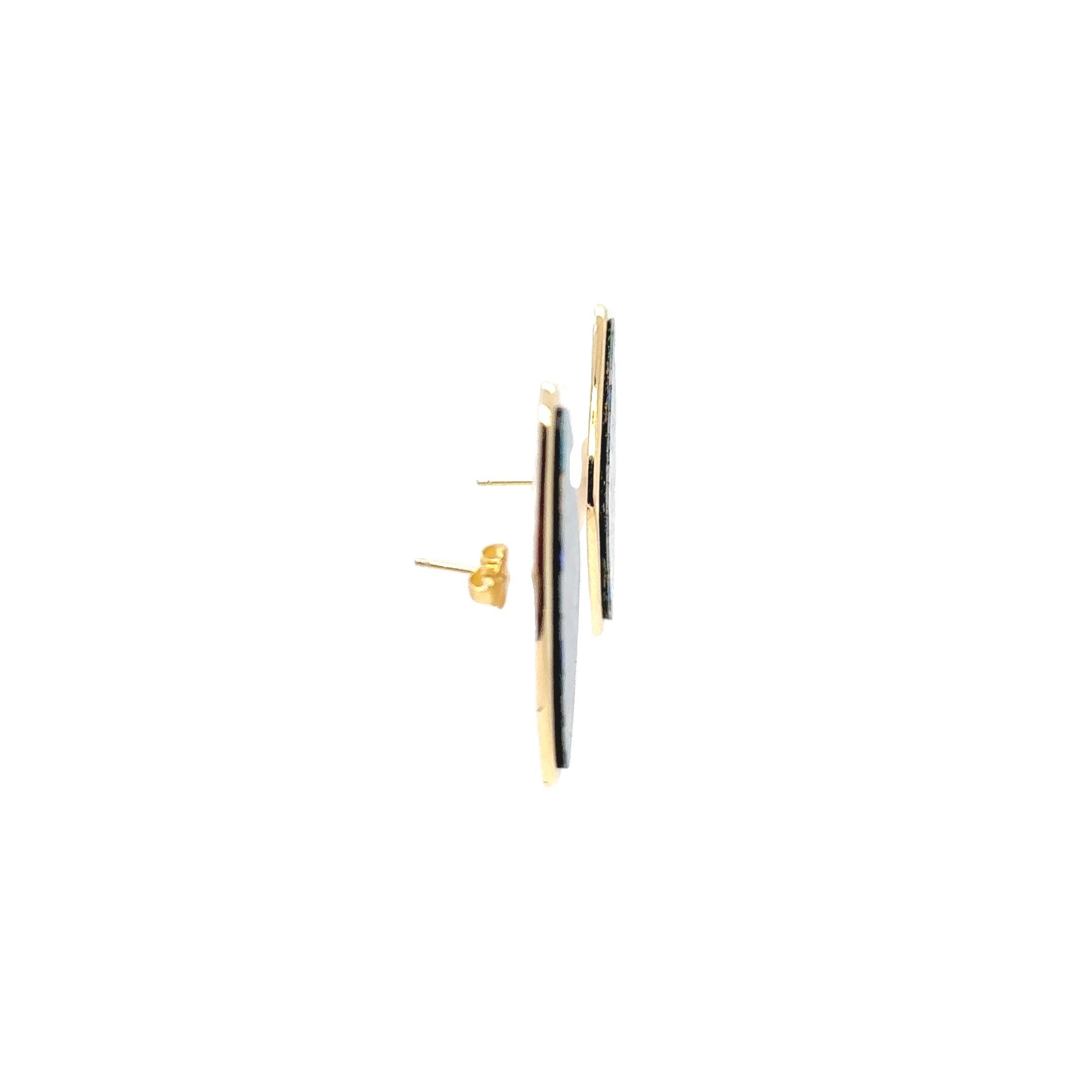 Ces remarquables boucles d'oreilles en mosaïque d'opales en or jaune 14 carats offrent une vision audacieuse et artistique des bijoux classiques en pierres précieuses. Chaque boucle d'oreille est ornée d'une grande opale mosaïque de forme ovale,