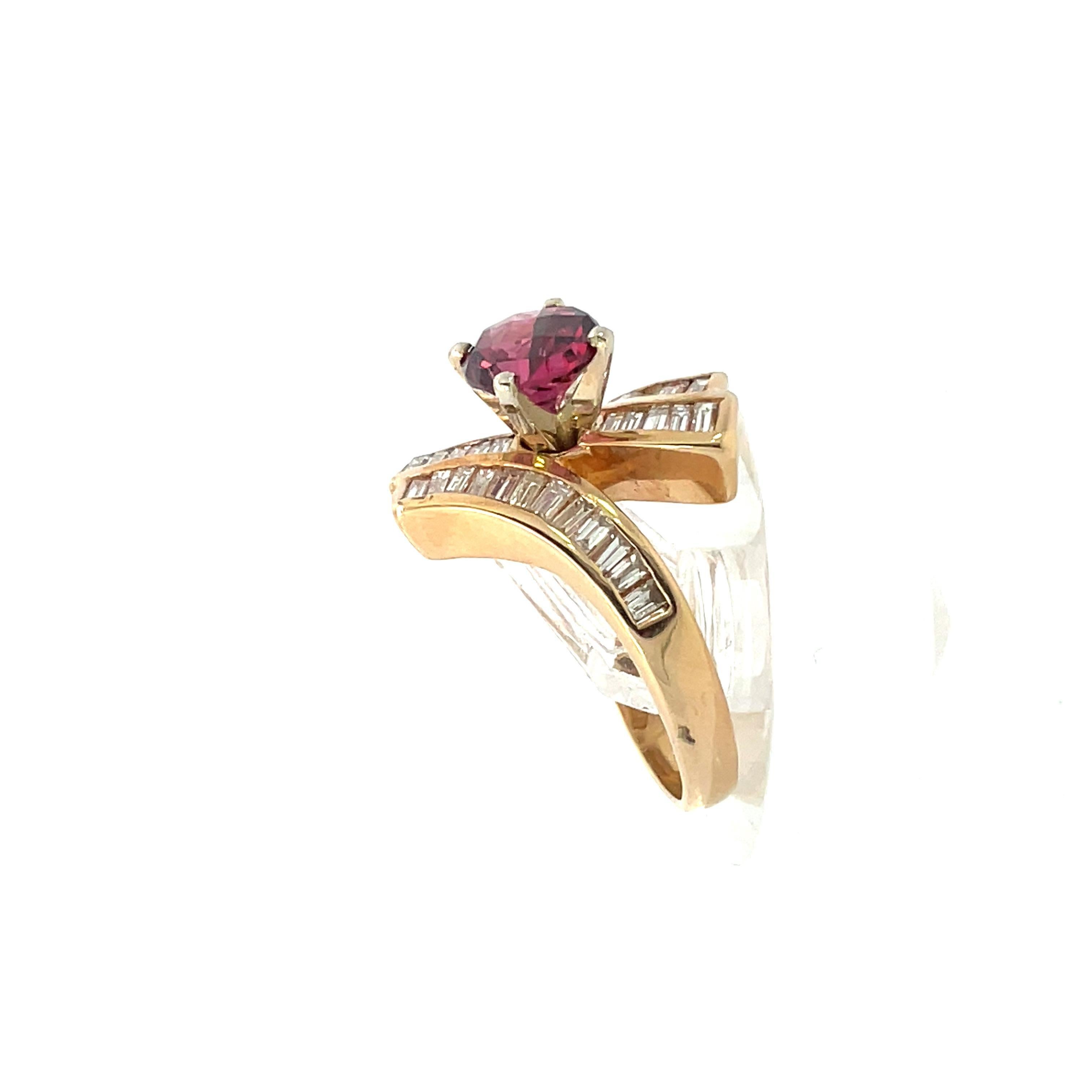 Contemporary 14K Yellow Gold Ring W/ Garnet & Baguette Diamonds  In Excellent Condition For Sale In Lexington, KY