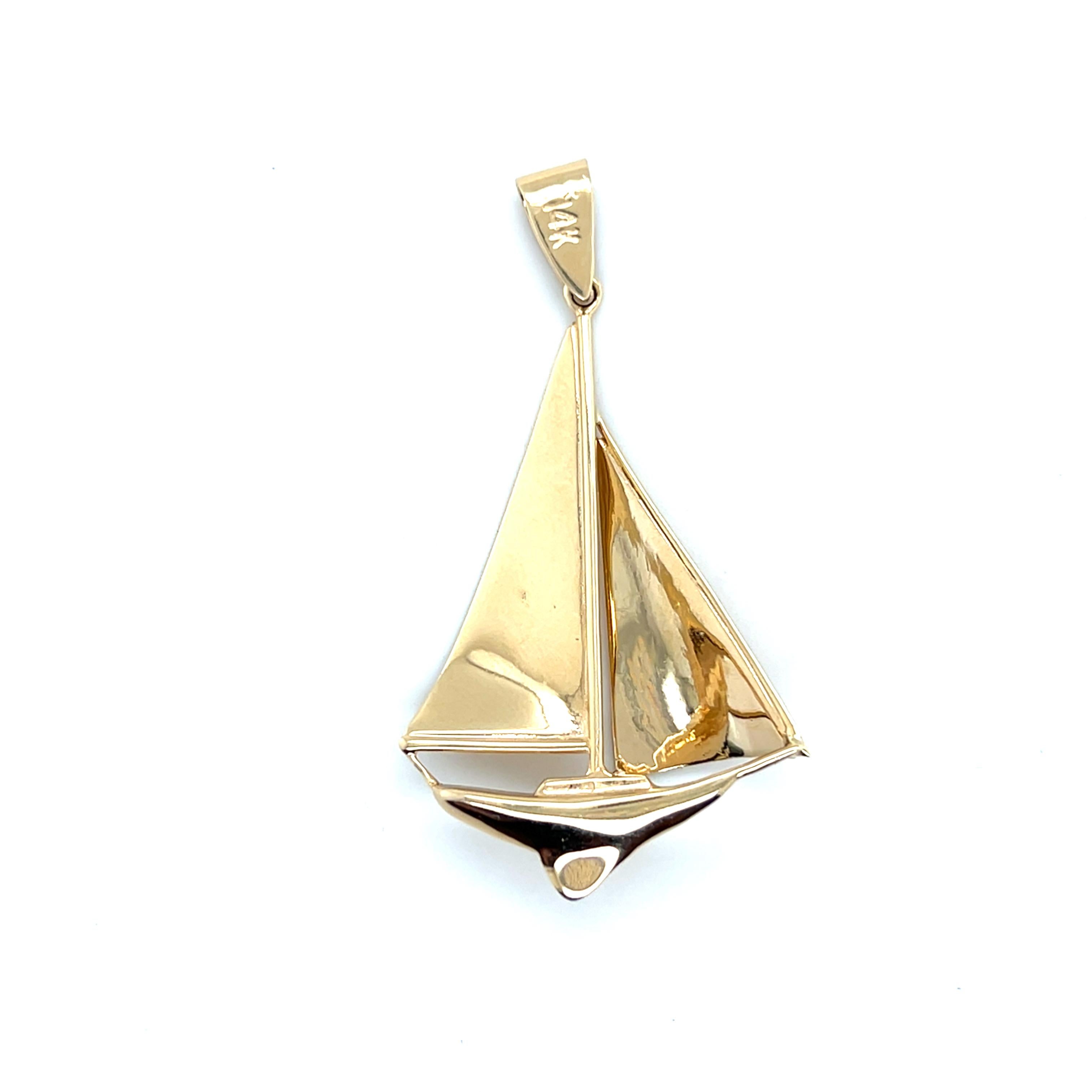 Contemporaneo Ciondolo a forma di barca a vela in oro giallo 14k in vendita