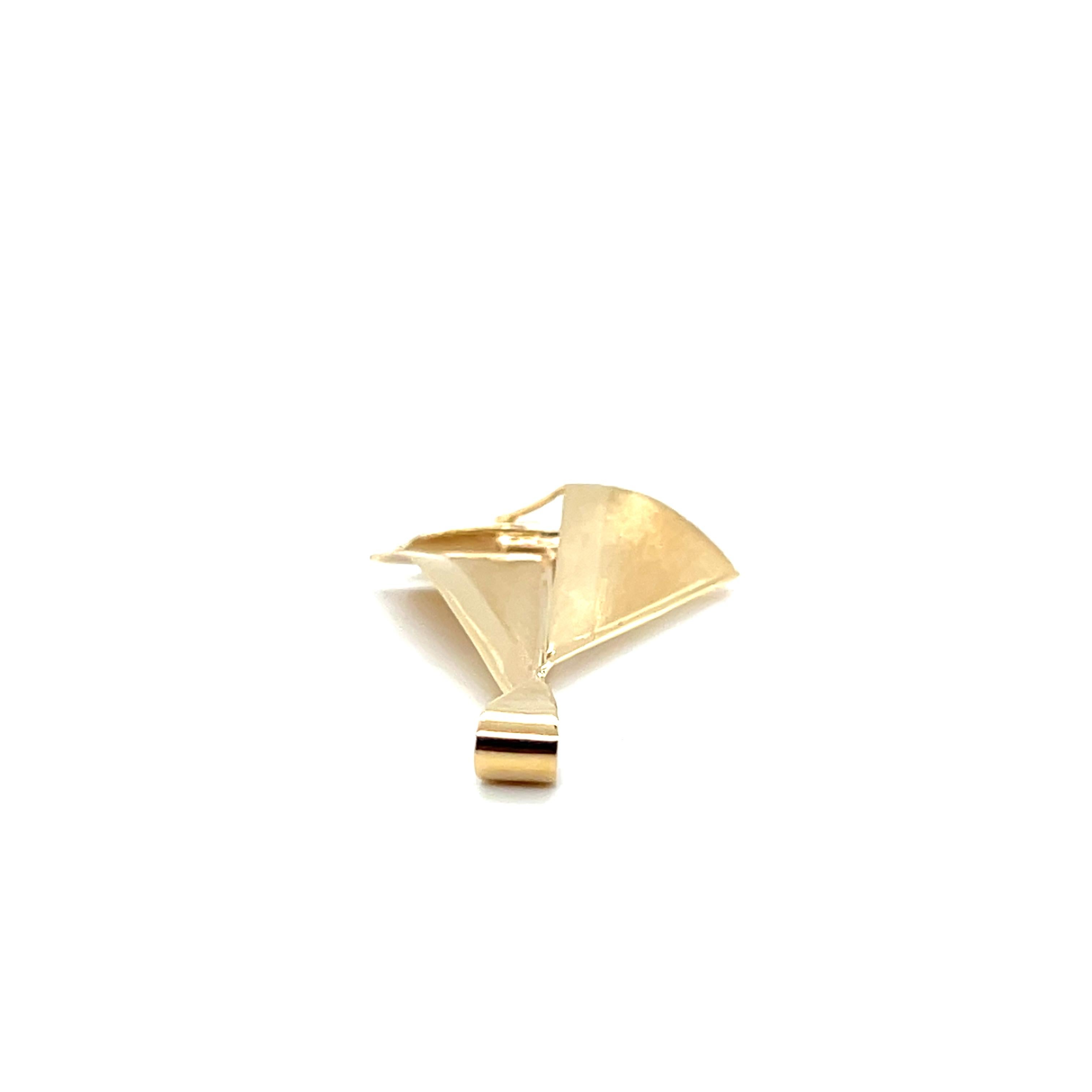 Ciondolo a forma di barca a vela in oro giallo 14k in vendita 1