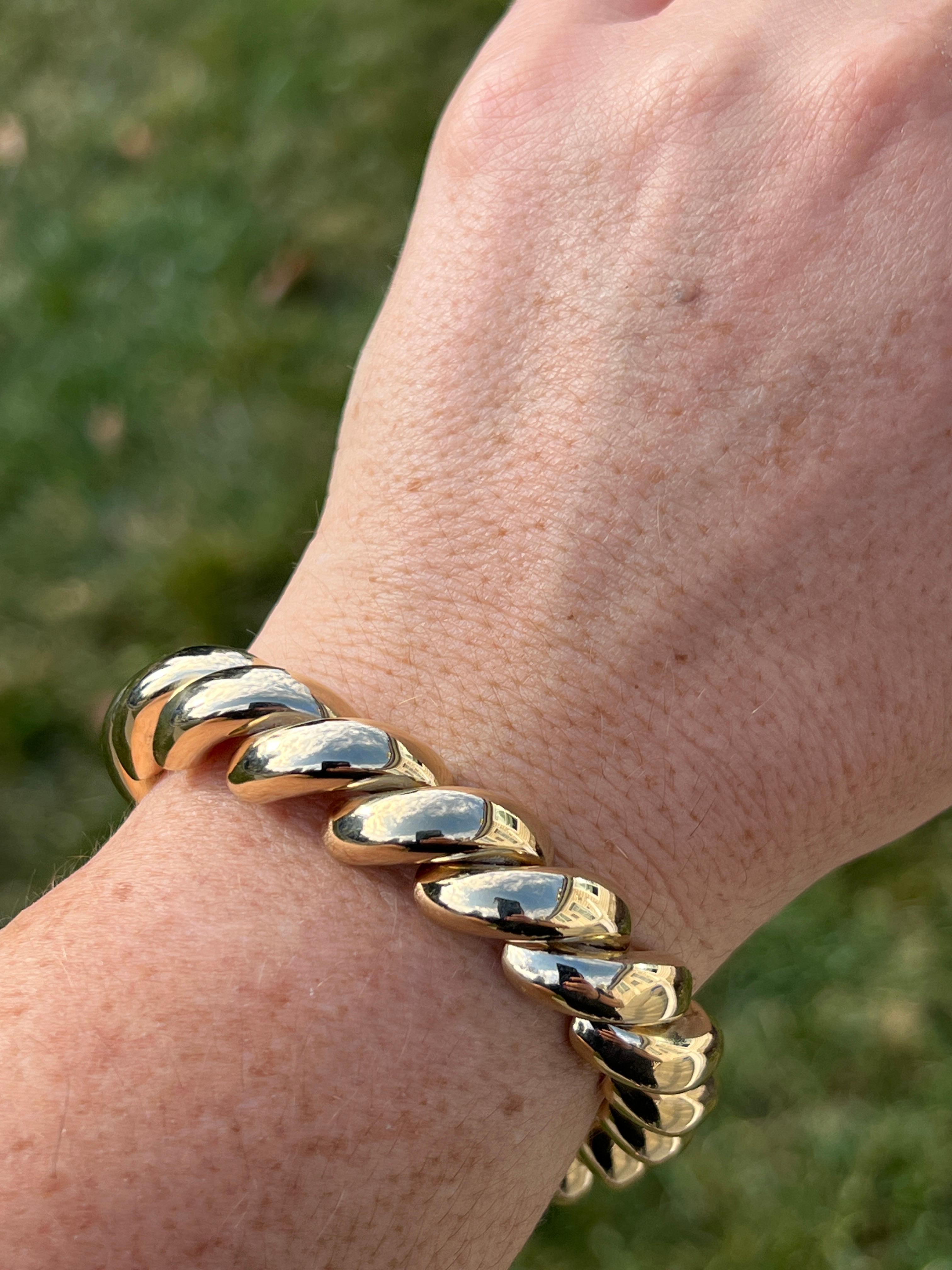 This contemporary 14 karat yellow gold San Marco link bracelet offers a classic, sculptural design with a high-polish finish. Measuring 8.5 inches in length, 0.55 inches in width and weighing 30.5 grams, its hollow links provide a bold look while