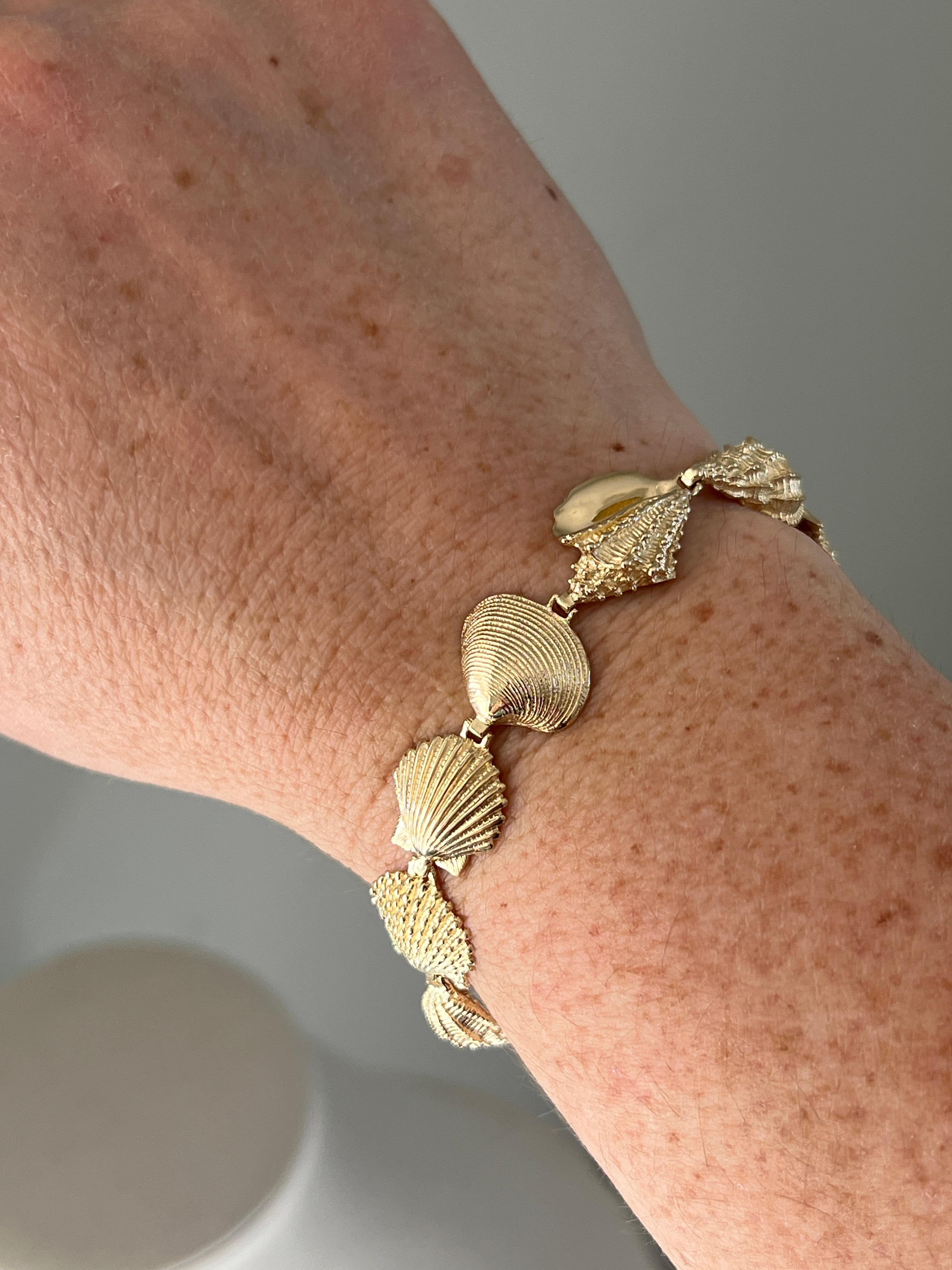 Contemporary 14k Yellow Gold Seashell Link Bracelet 1