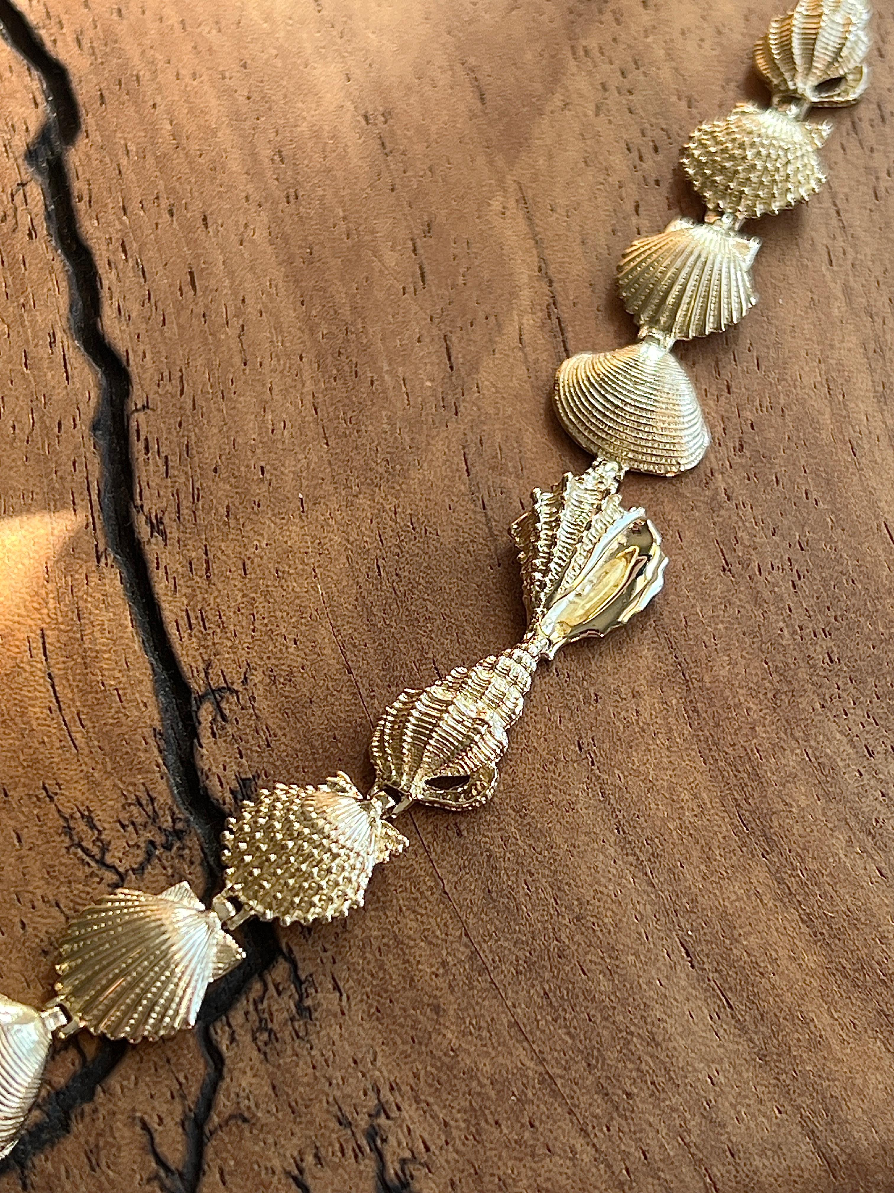 Contemporary 14k Yellow Gold Seashell Link Bracelet 2