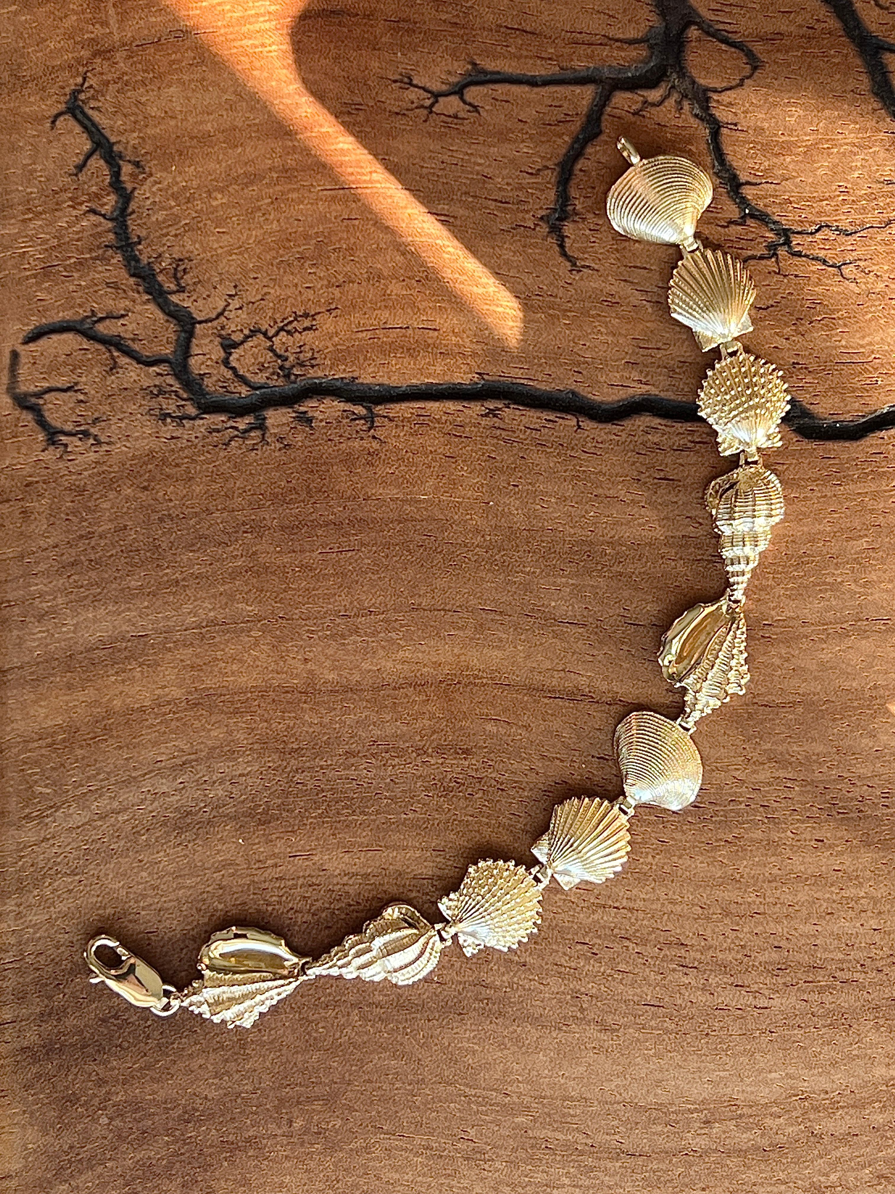 Contemporary 14k Yellow Gold Seashell Link Bracelet 3