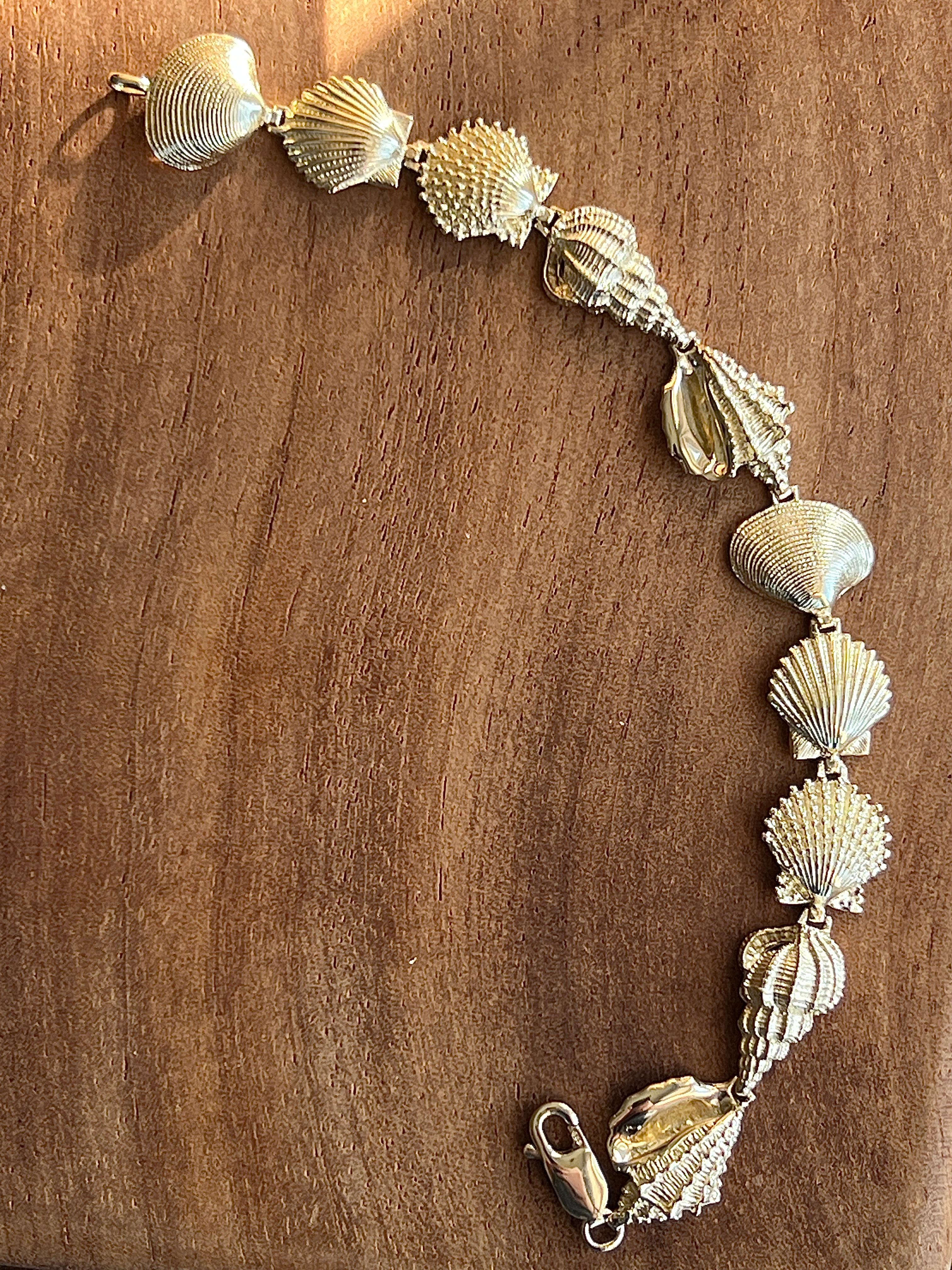 Contemporary 14k Yellow Gold Seashell Link Bracelet 4